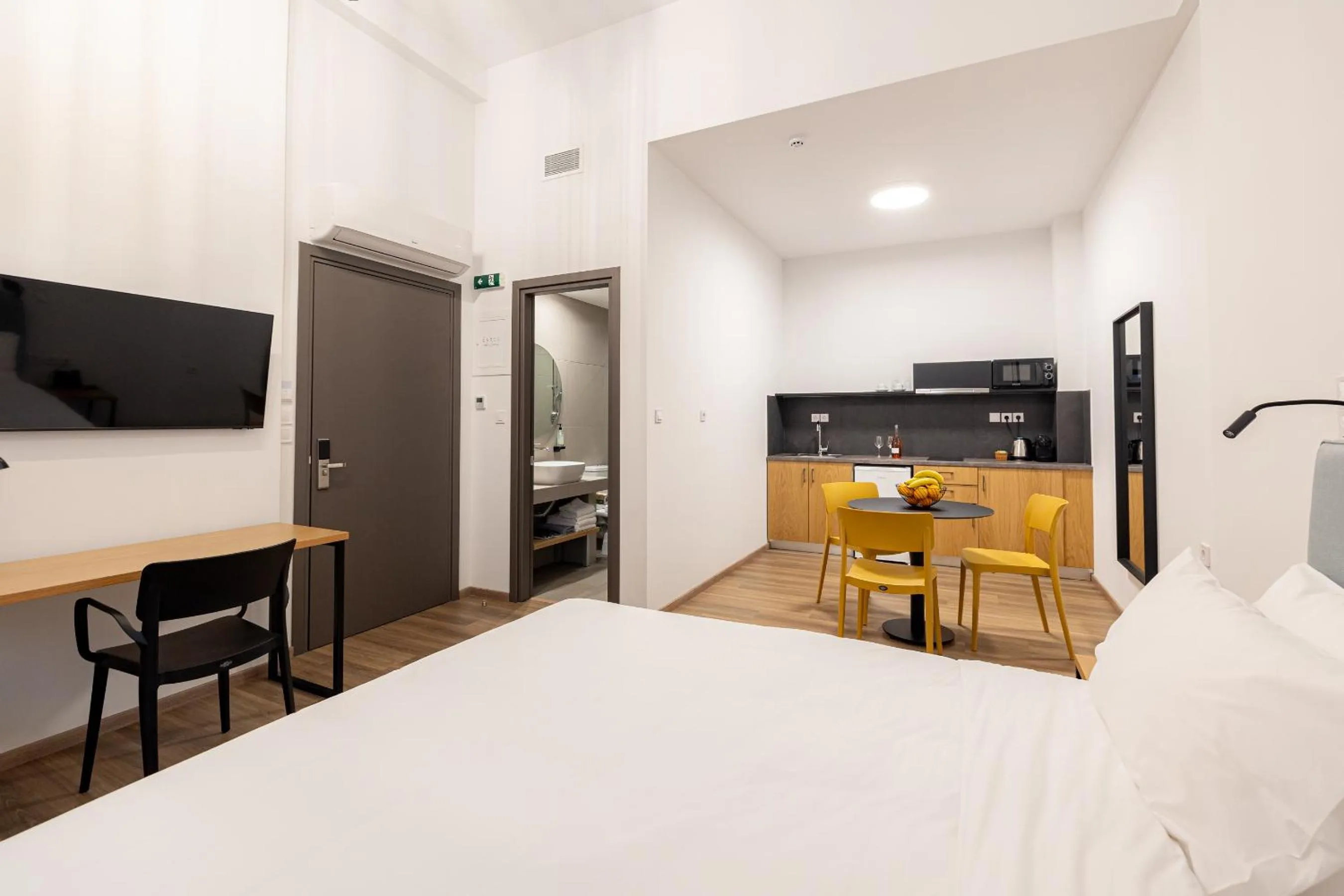 Kitchen or kitchenette, Bed in Earos Urban Living