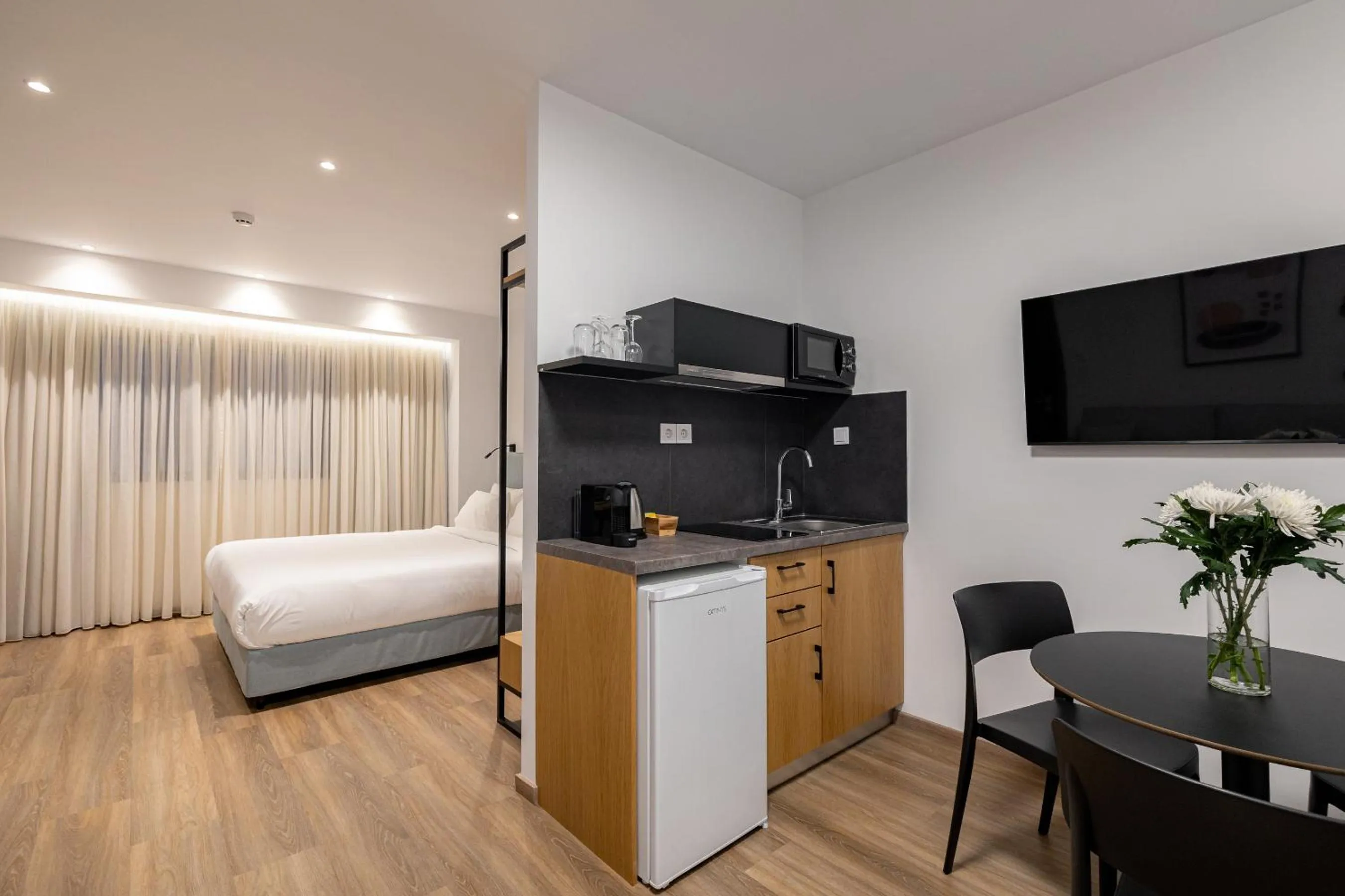 Kitchen or kitchenette, Bed in Earos Urban Living