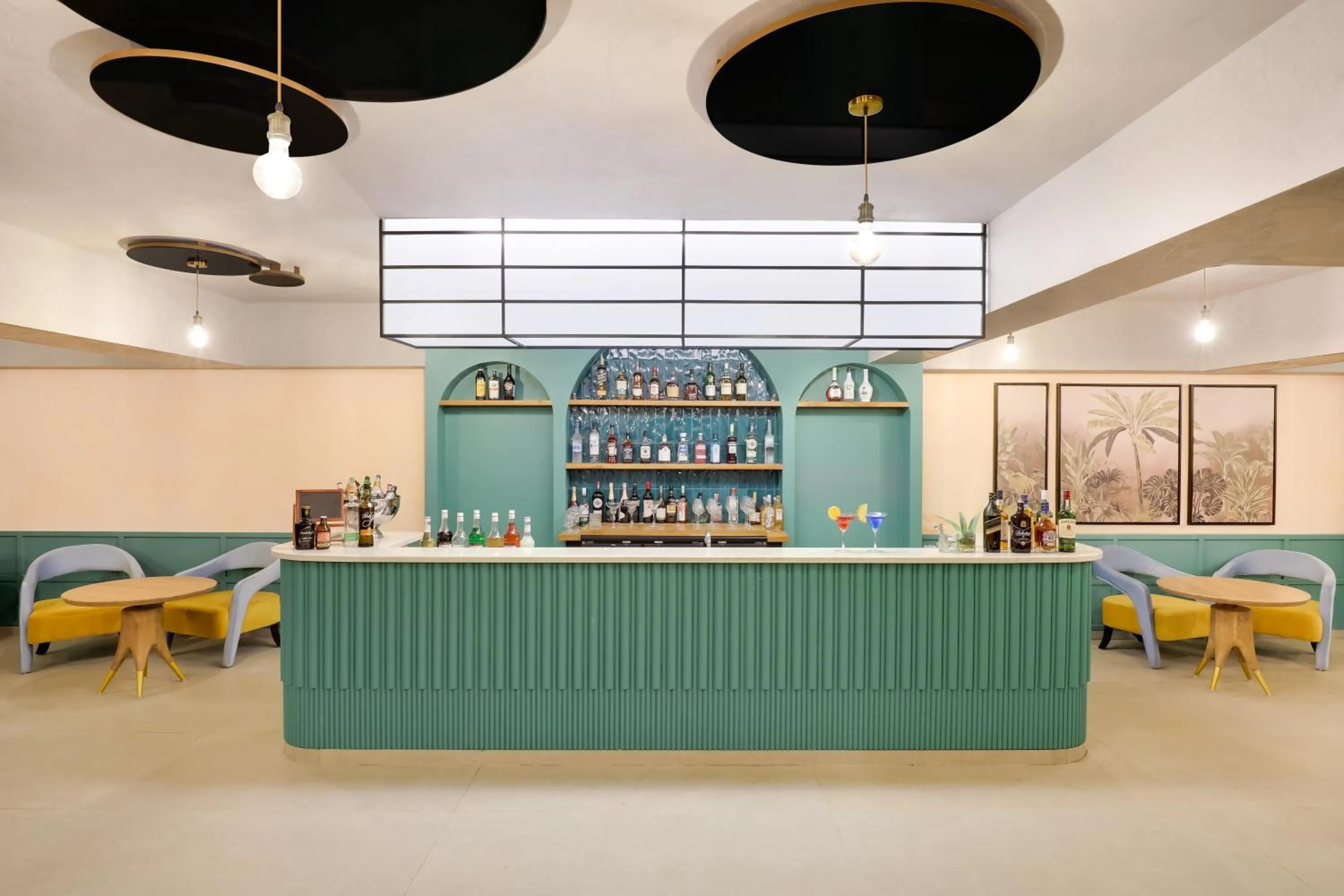 Lounge or bar in Grand Mercure Goa Candolim - An Accor Hotels Brand