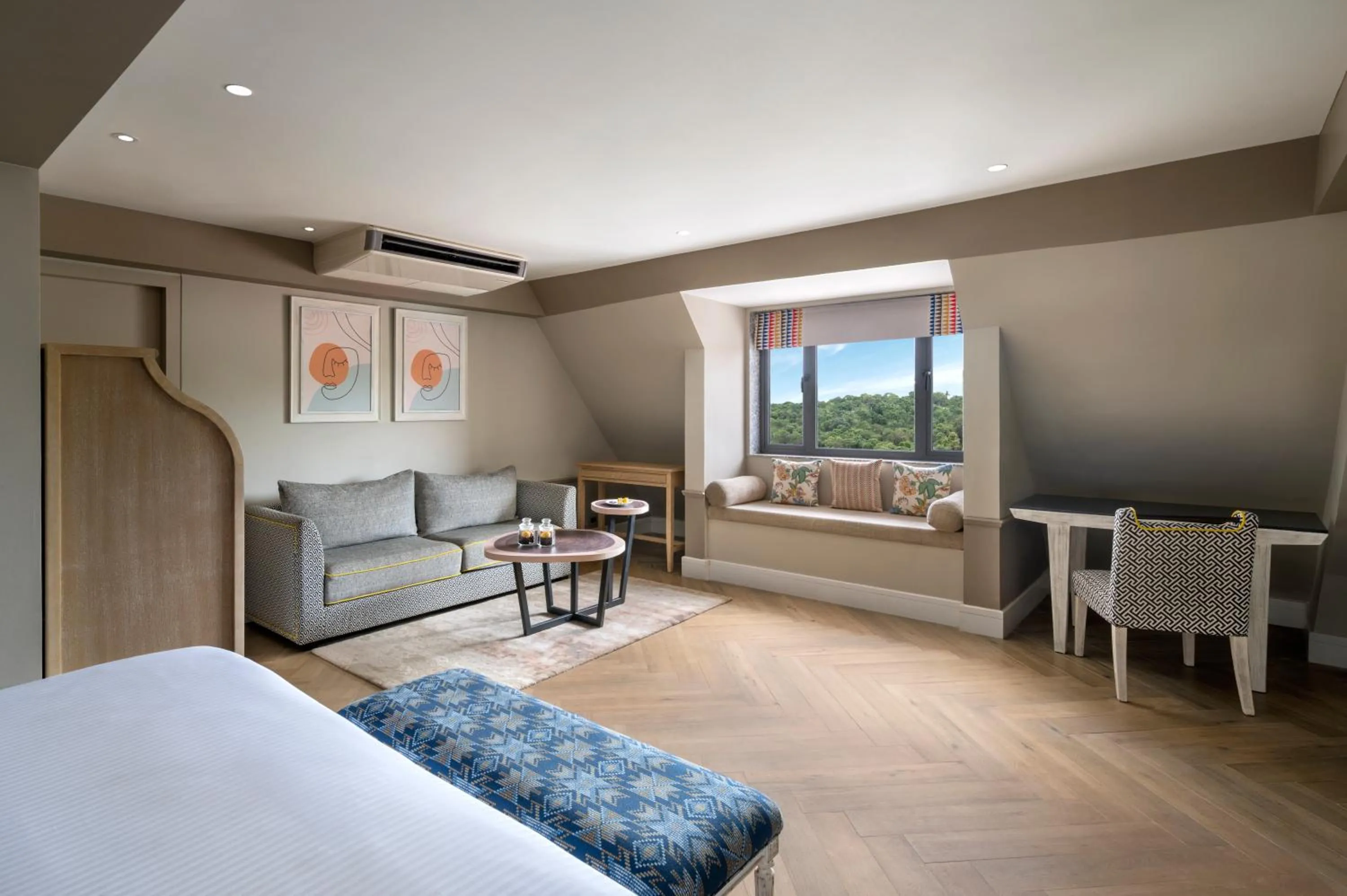 Seating area, Bed in Grand Mercure Goa Candolim - An Accor Hotels Brand