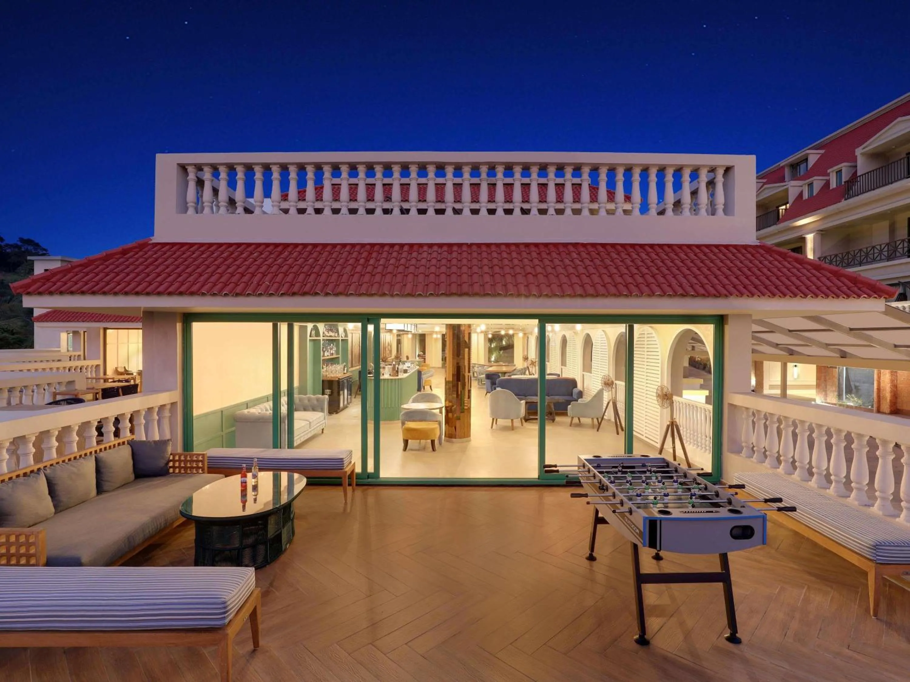 Lounge or bar in Grand Mercure Goa Candolim - An Accor Hotels Brand