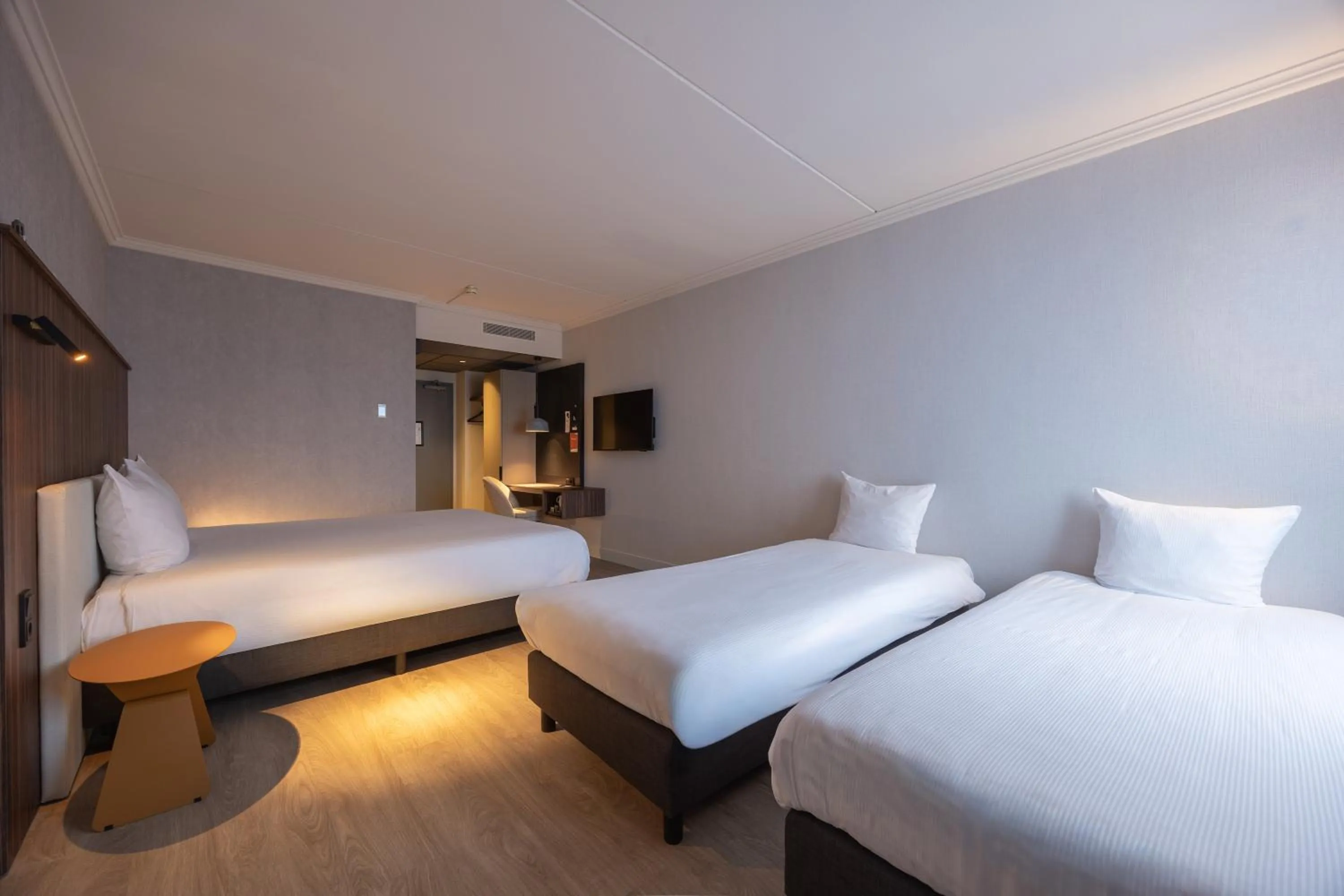 Photo of the whole room, Bed in Postillion Utrecht Bunnik