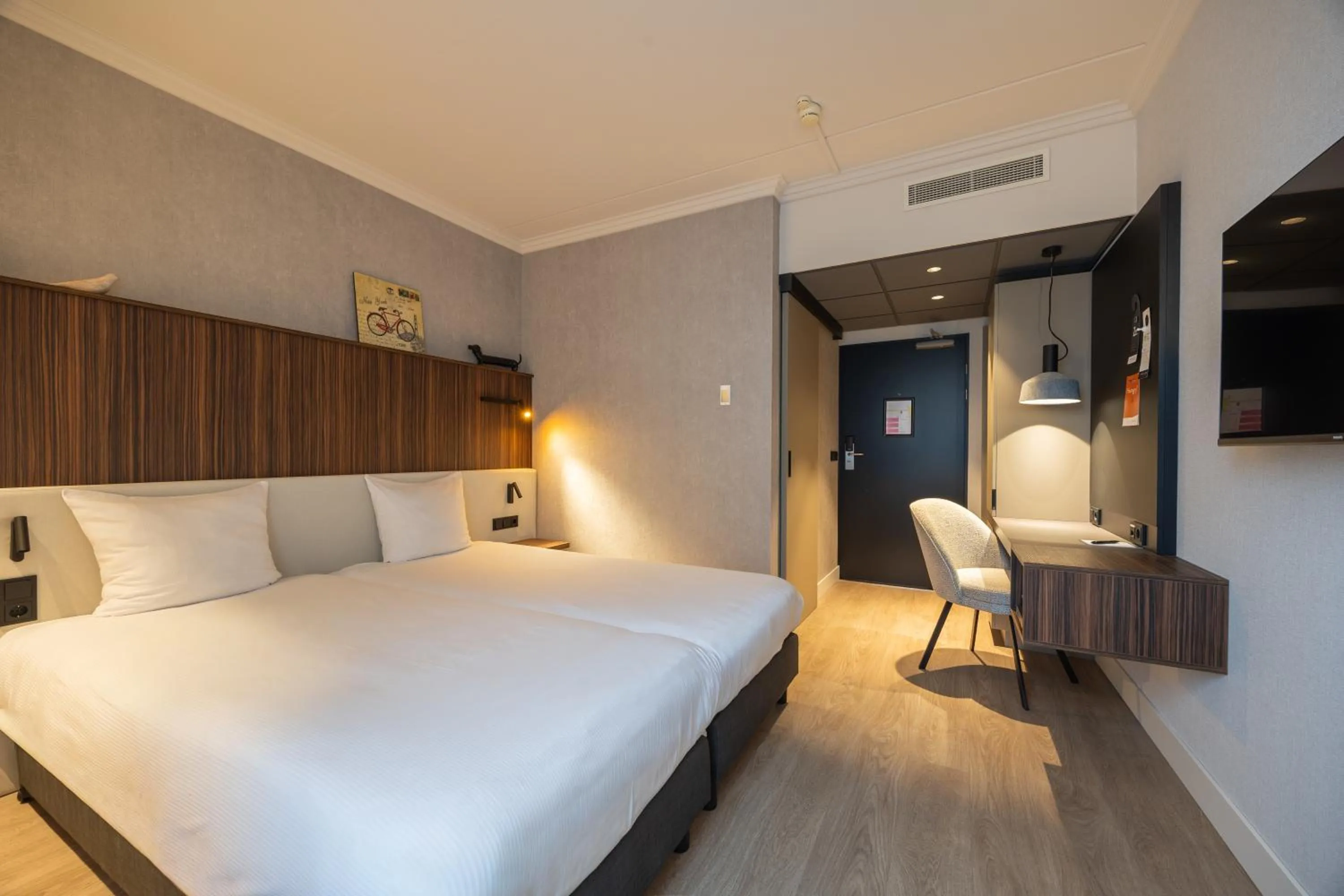 Photo of the whole room, Bed in Postillion Utrecht Bunnik