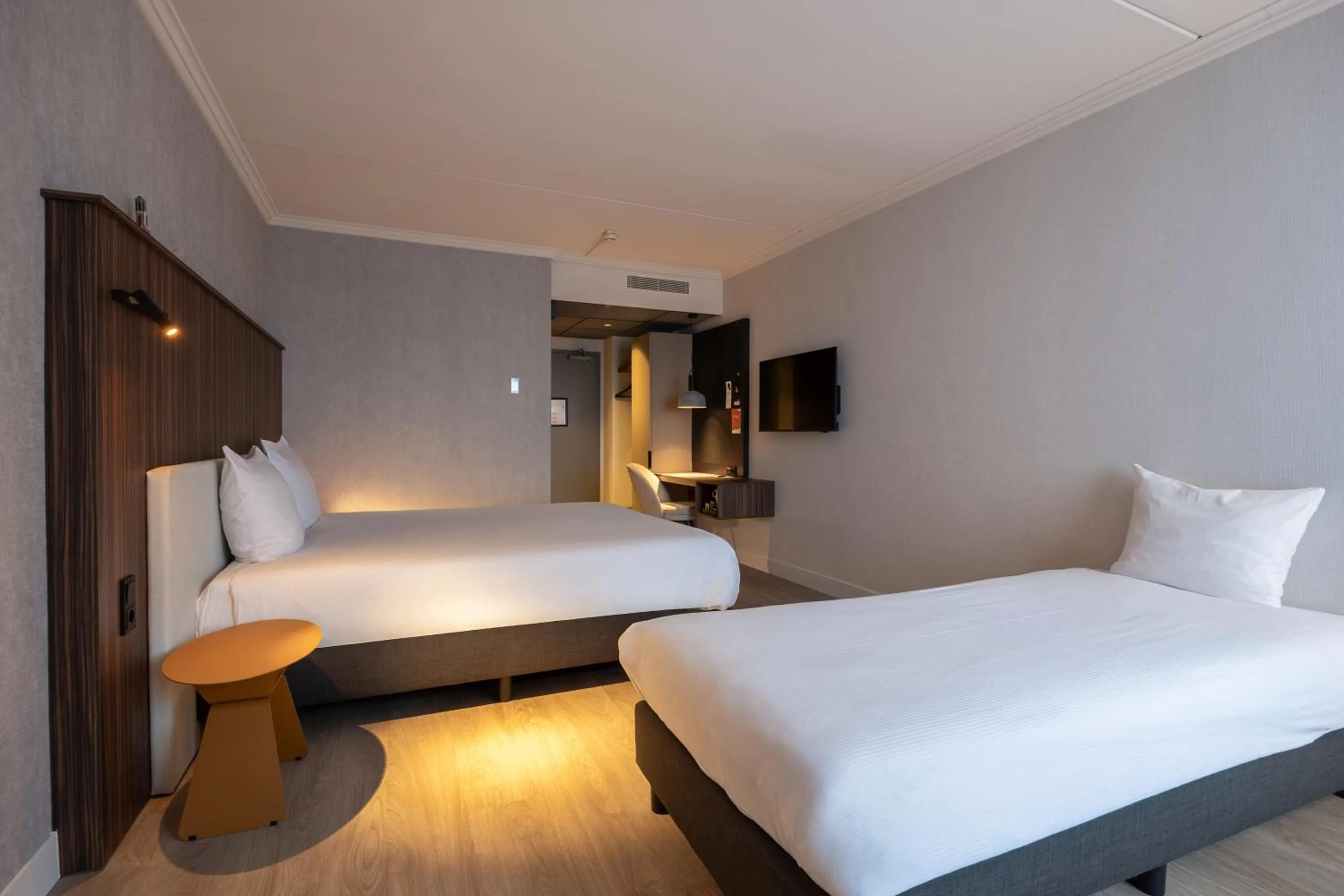 Photo of the whole room, Bed in Postillion Utrecht Bunnik