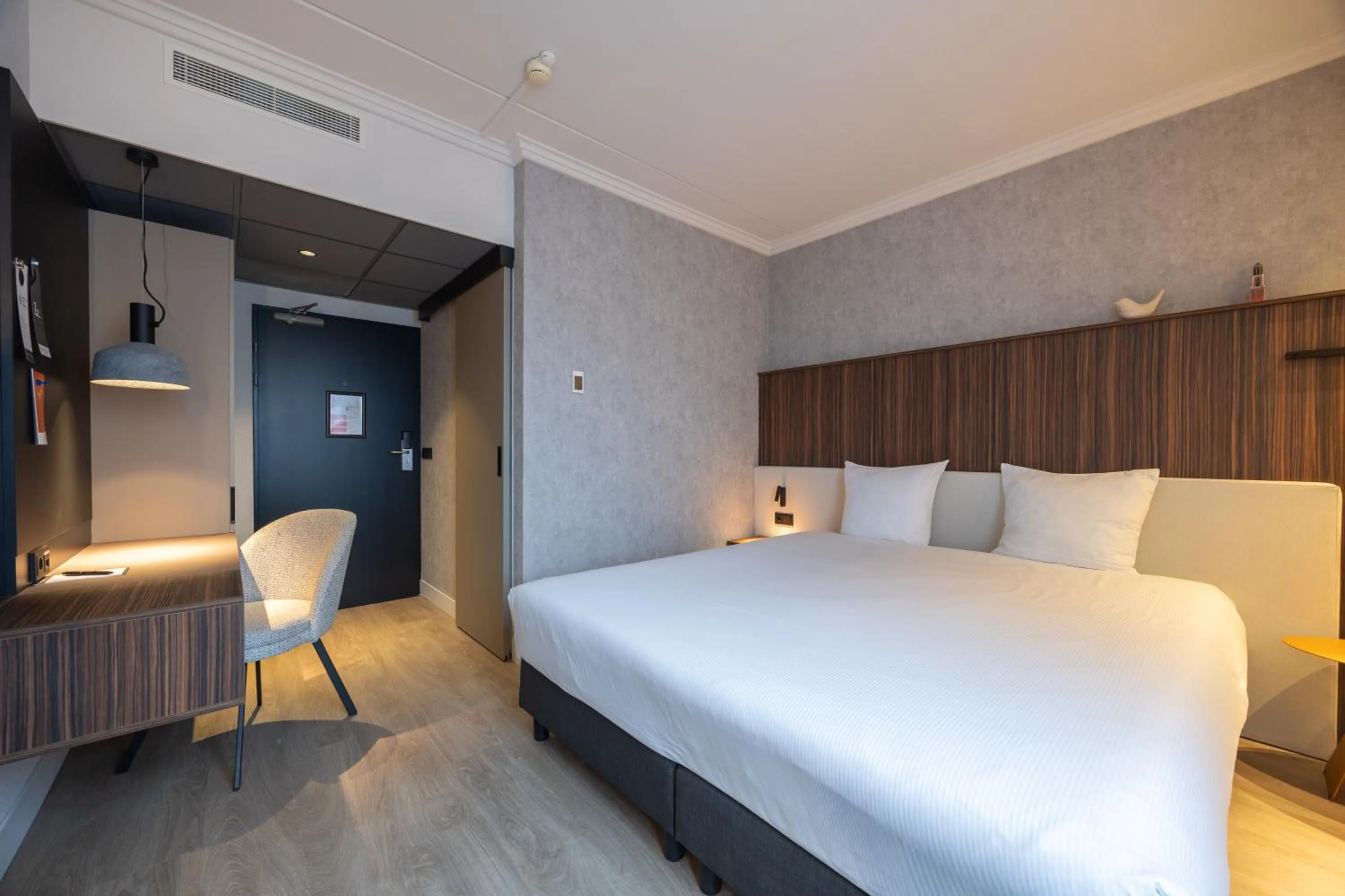 Photo of the whole room, Bed in Postillion Utrecht Bunnik