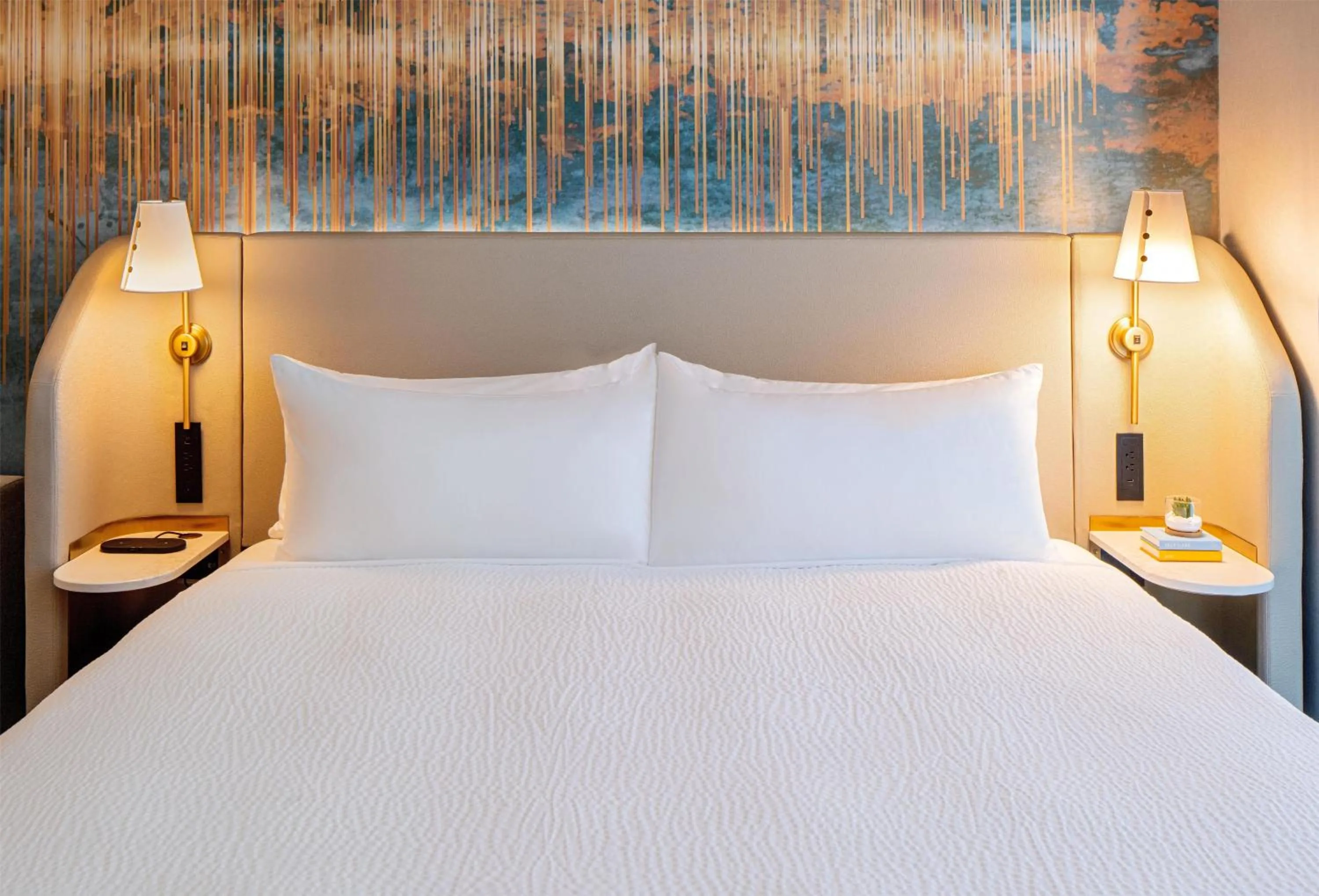 Bed in Tempo By Hilton Nashville Downtown