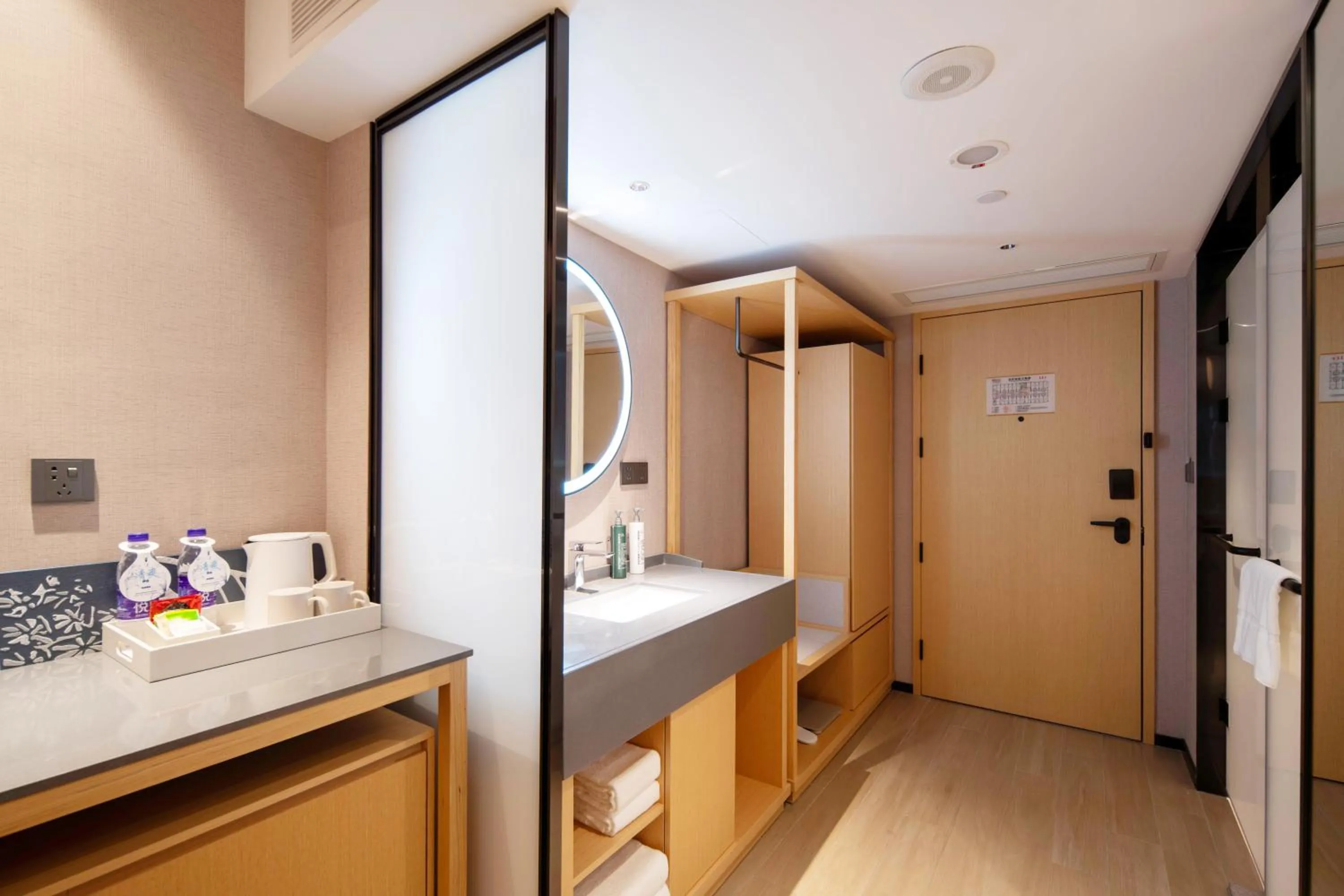 Toilet, Bed in Hilton Garden Inn Guangzhou Airport Aerotropolis - Free shuttle to Airport