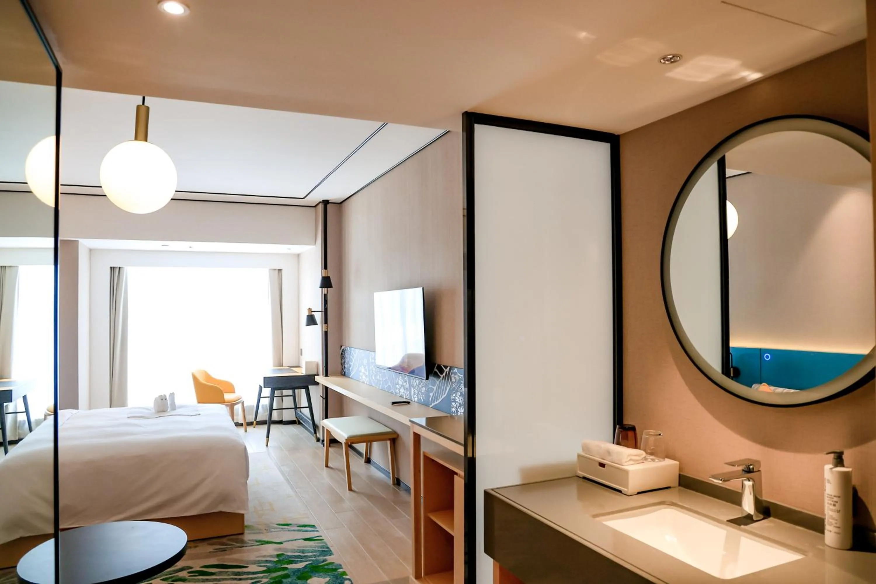 Seating area, Bed in Hilton Garden Inn Guangzhou Airport Aerotropolis - Free shuttle to Airport