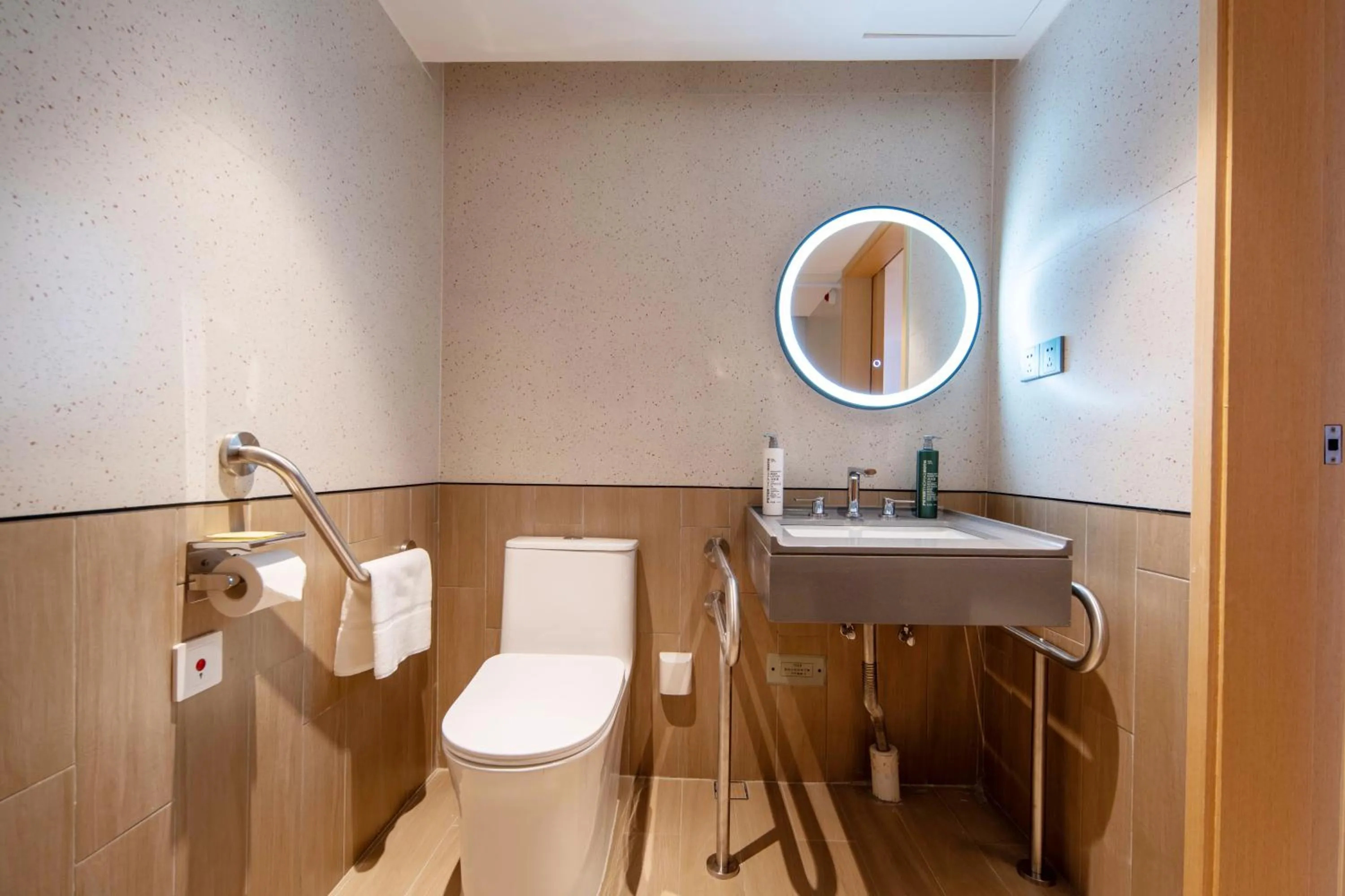 Toilet in Hilton Garden Inn Guangzhou Airport Aerotropolis - Free shuttle to Airport