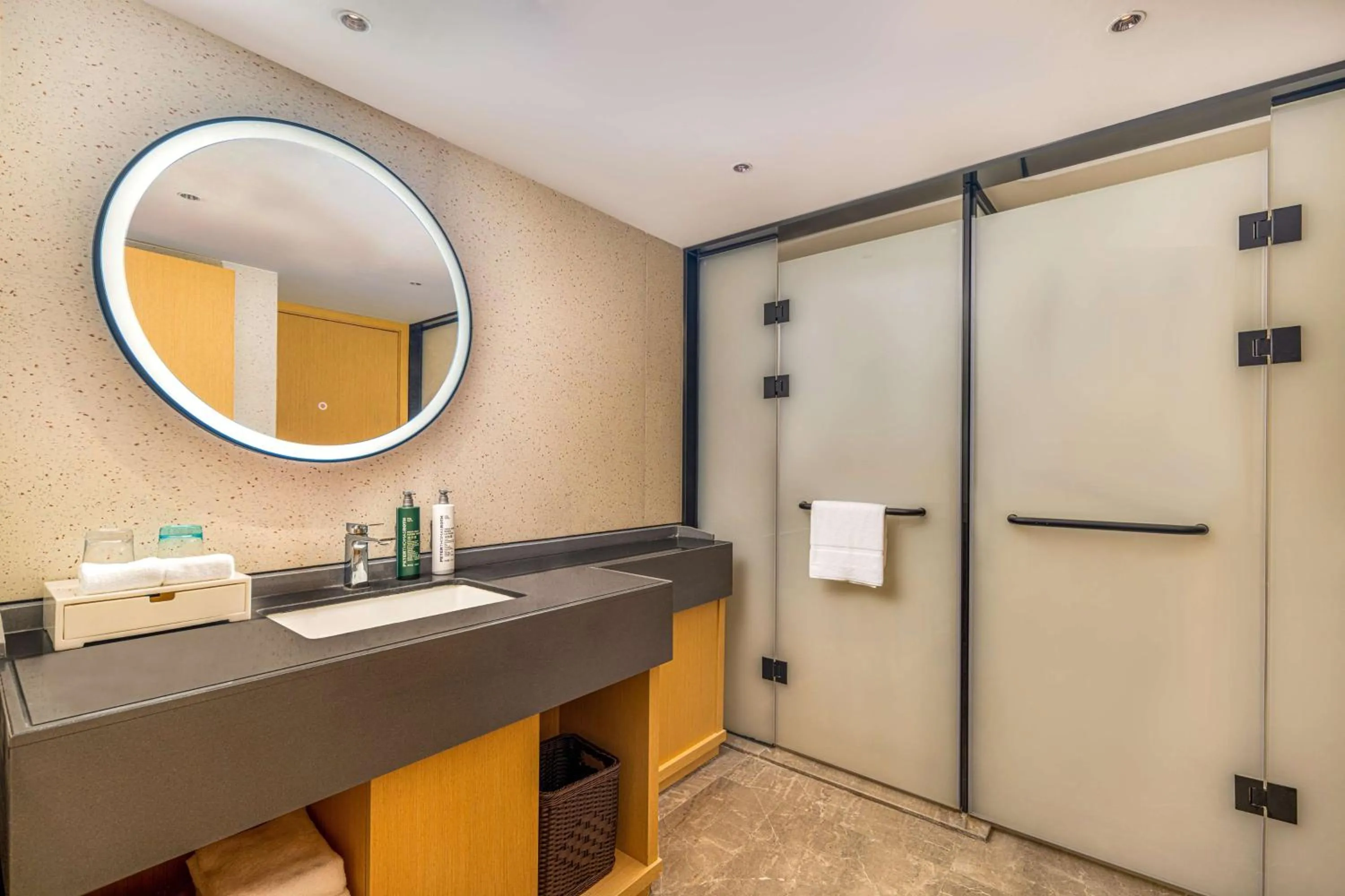 Bathroom in Hilton Garden Inn Guangzhou Airport Aerotropolis - Free shuttle to Airport