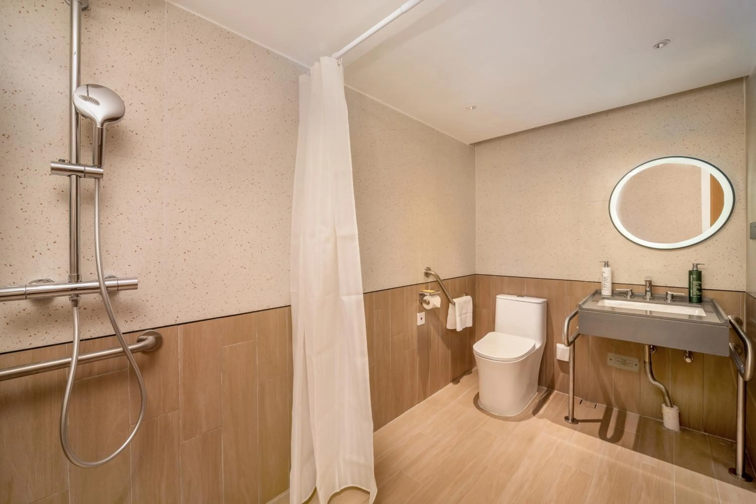 Toilet in Hilton Garden Inn Guangzhou Airport Aerotropolis - Free shuttle to Airport