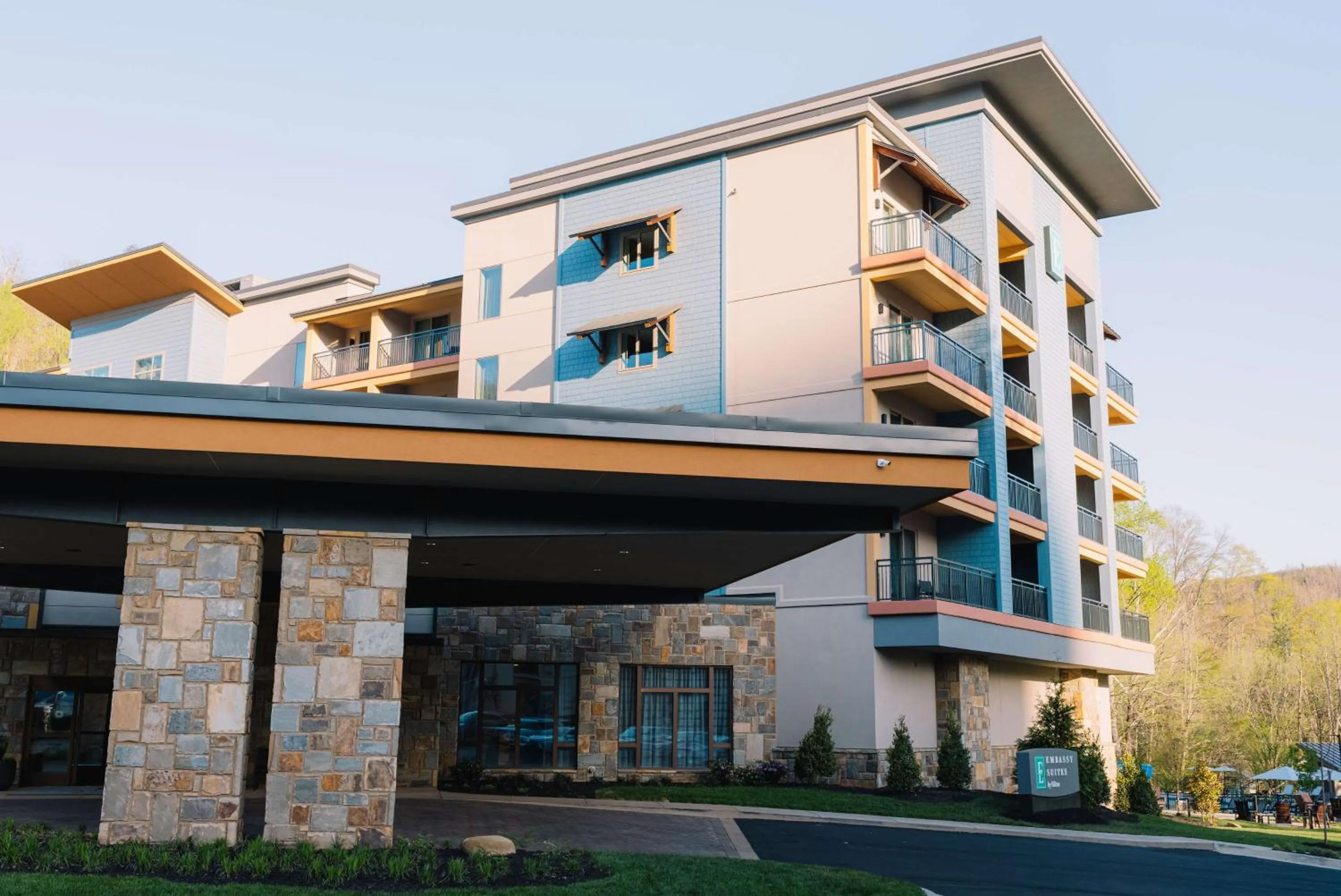 Property building in Embassy Suites By Hilton Gatlinburg Resort