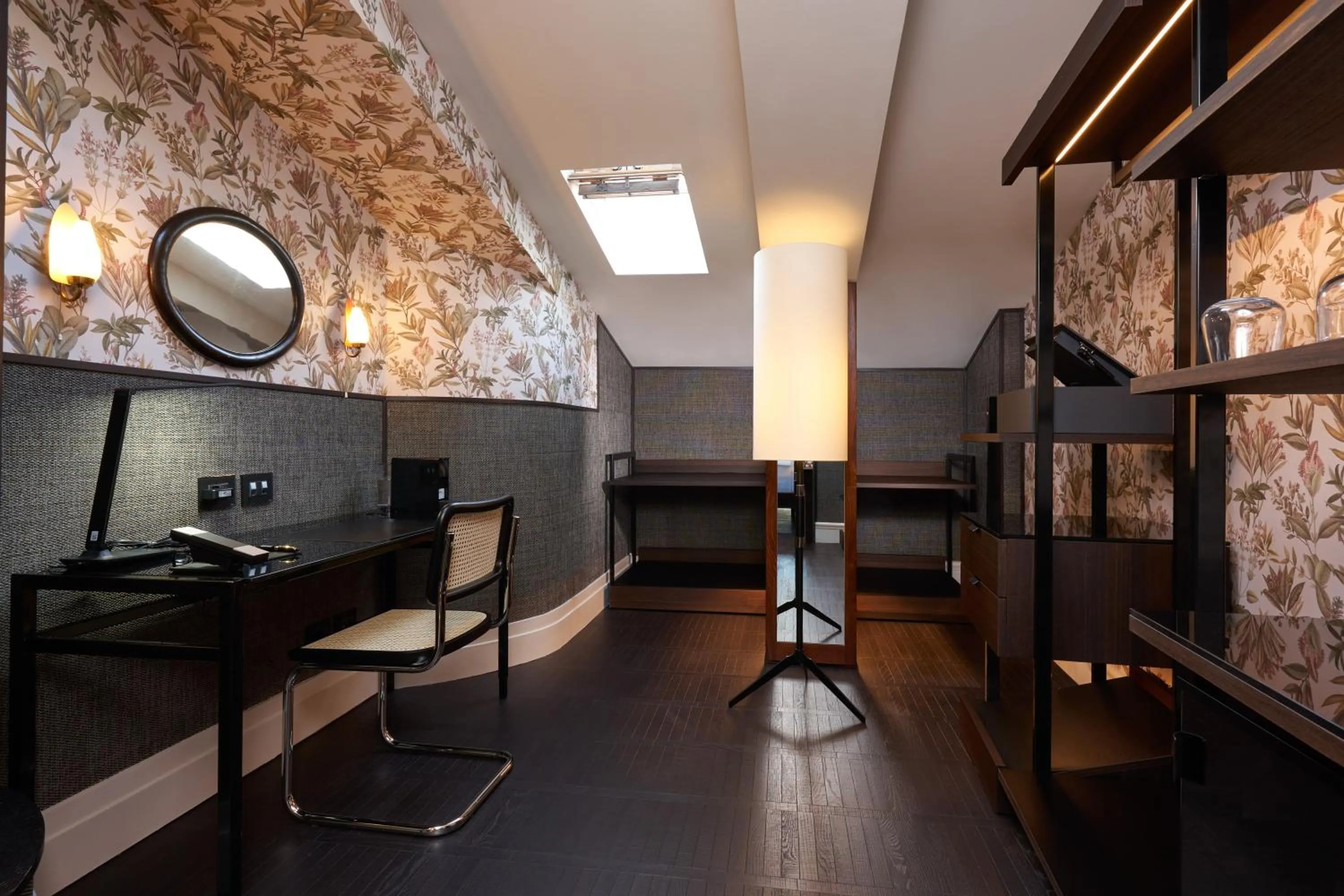 hair dresser in TB Place Roma