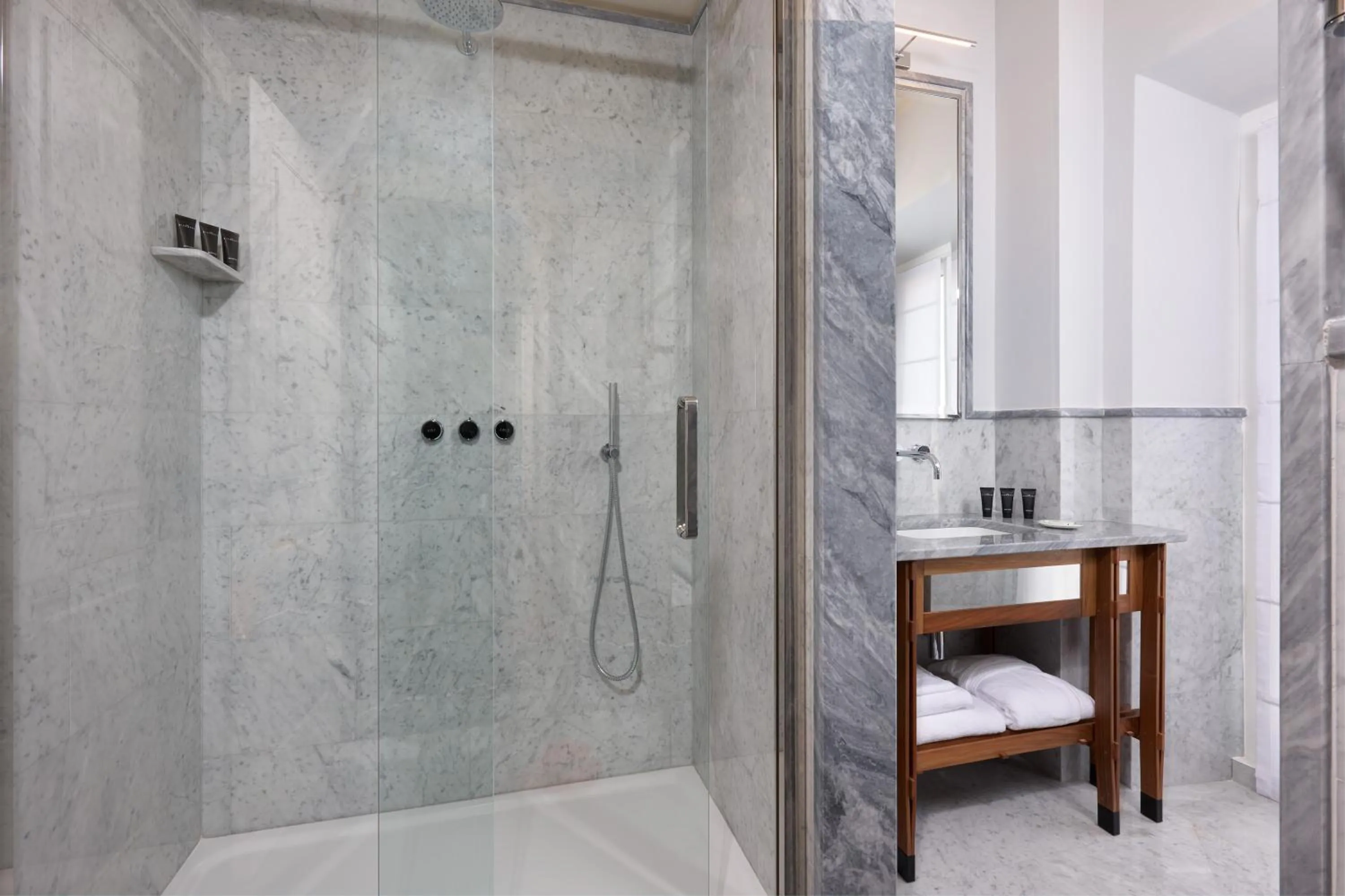 Shower in TB Place Roma