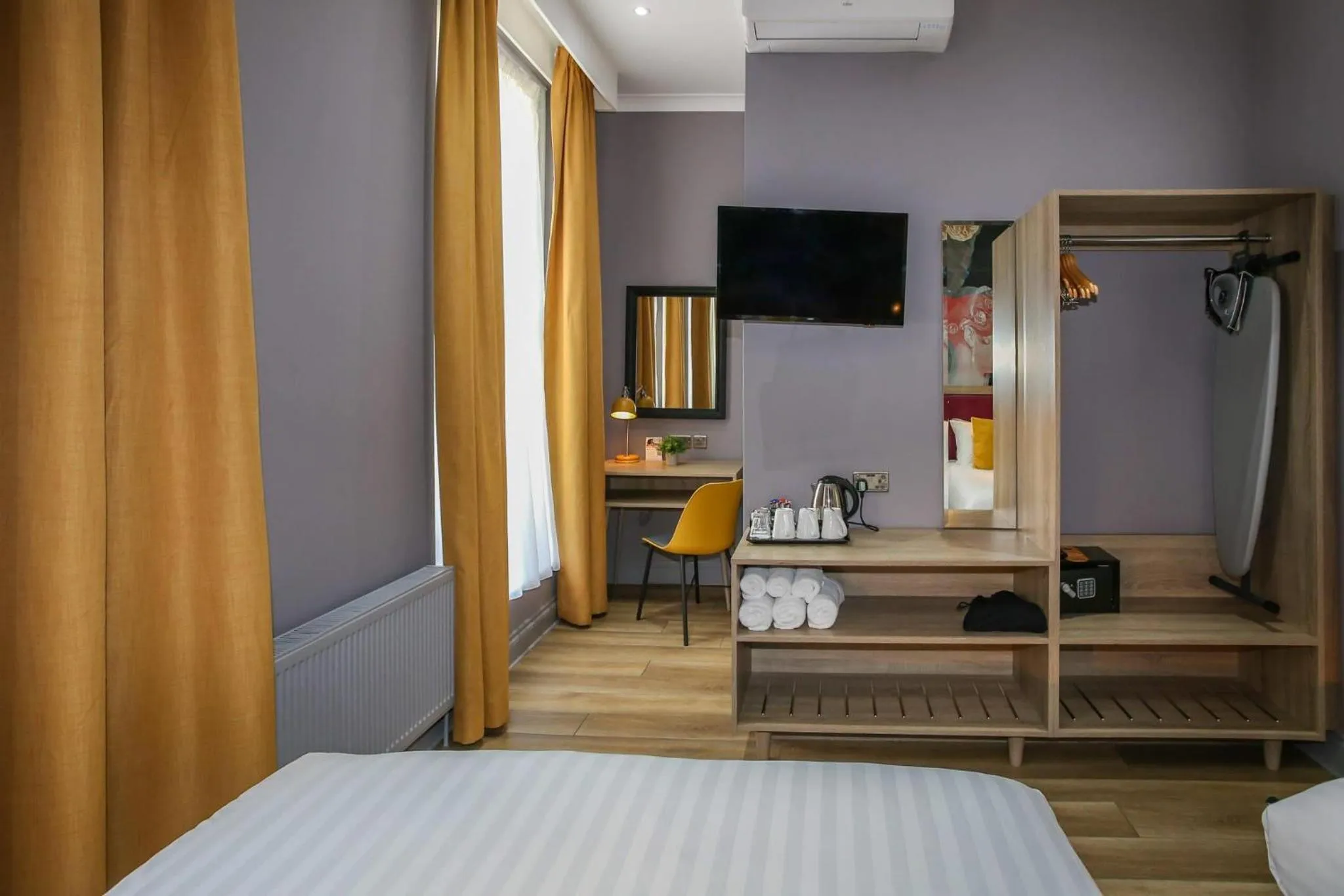 Bedroom, Bed in Comfort Inn Victoria