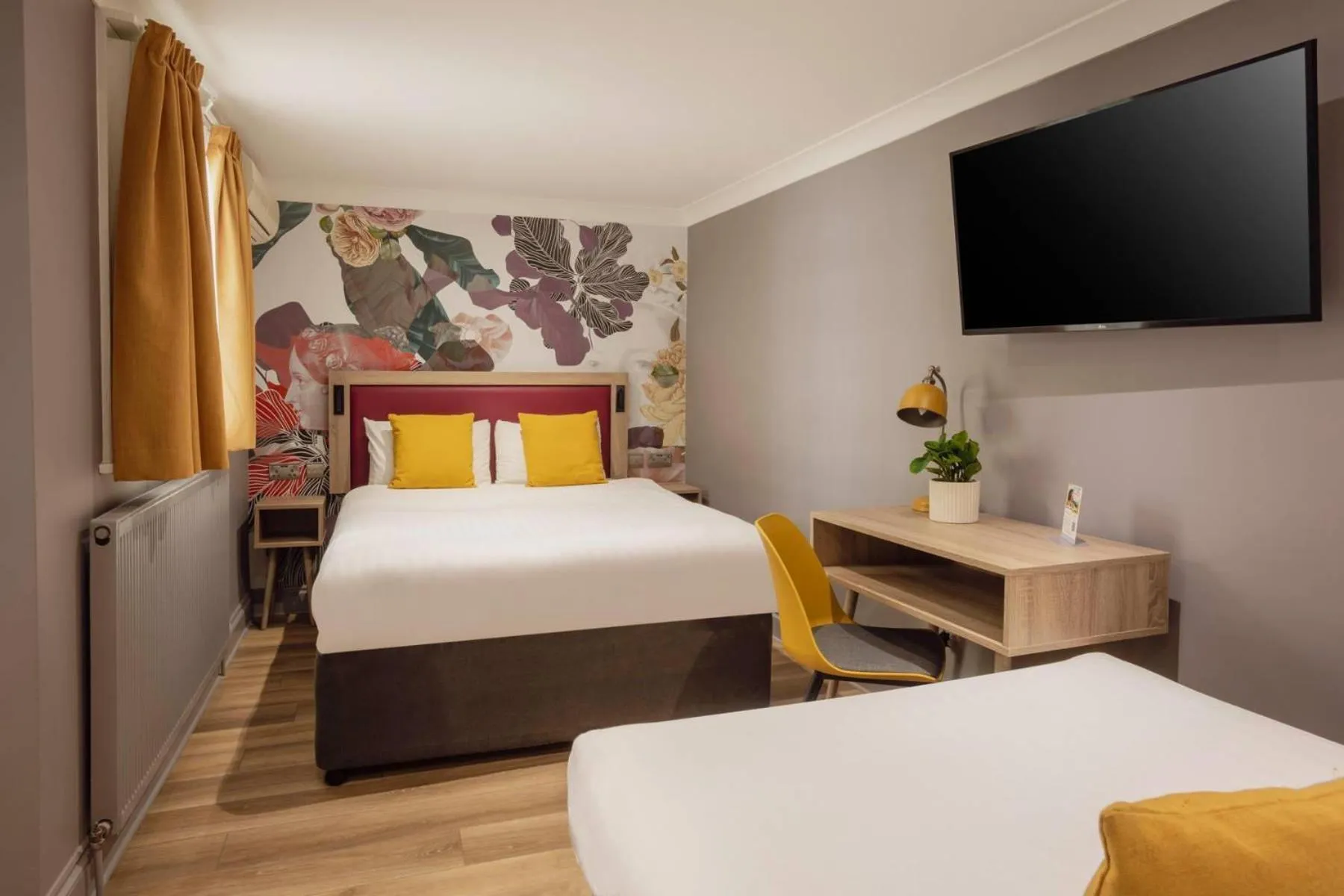 Bedroom, Bed in Comfort Inn Victoria