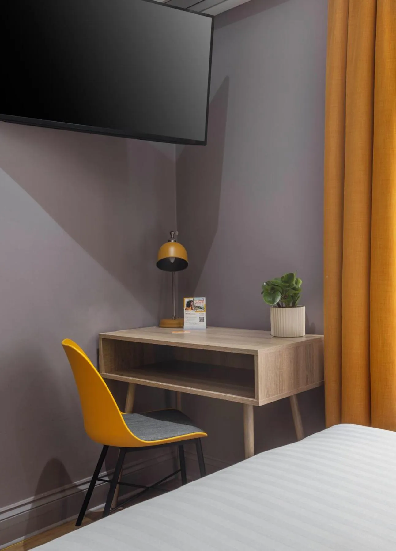 Bedroom, Bed in Comfort Inn Victoria