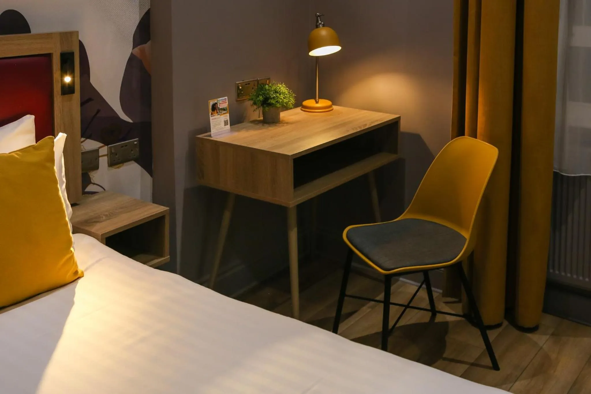 Bedroom, Bed in Comfort Inn Victoria