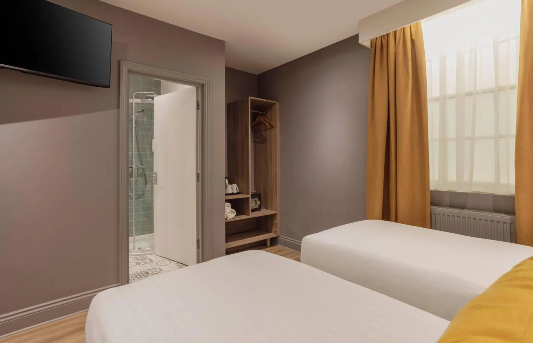 Bedroom, Bed in Comfort Inn Victoria