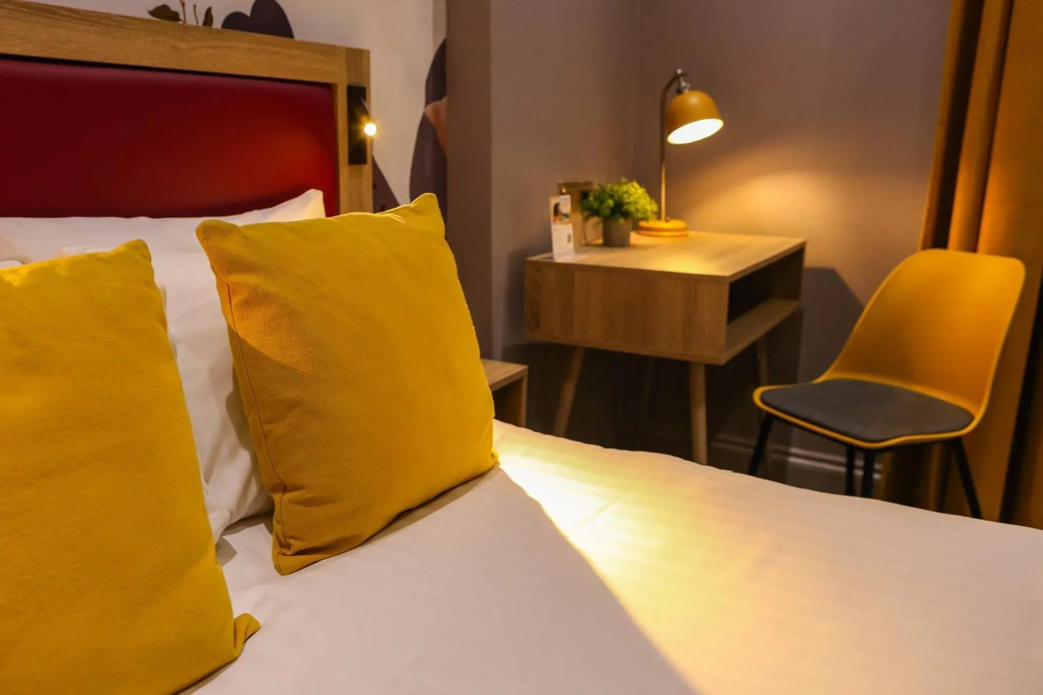 Bedroom, Bed in Comfort Inn Victoria