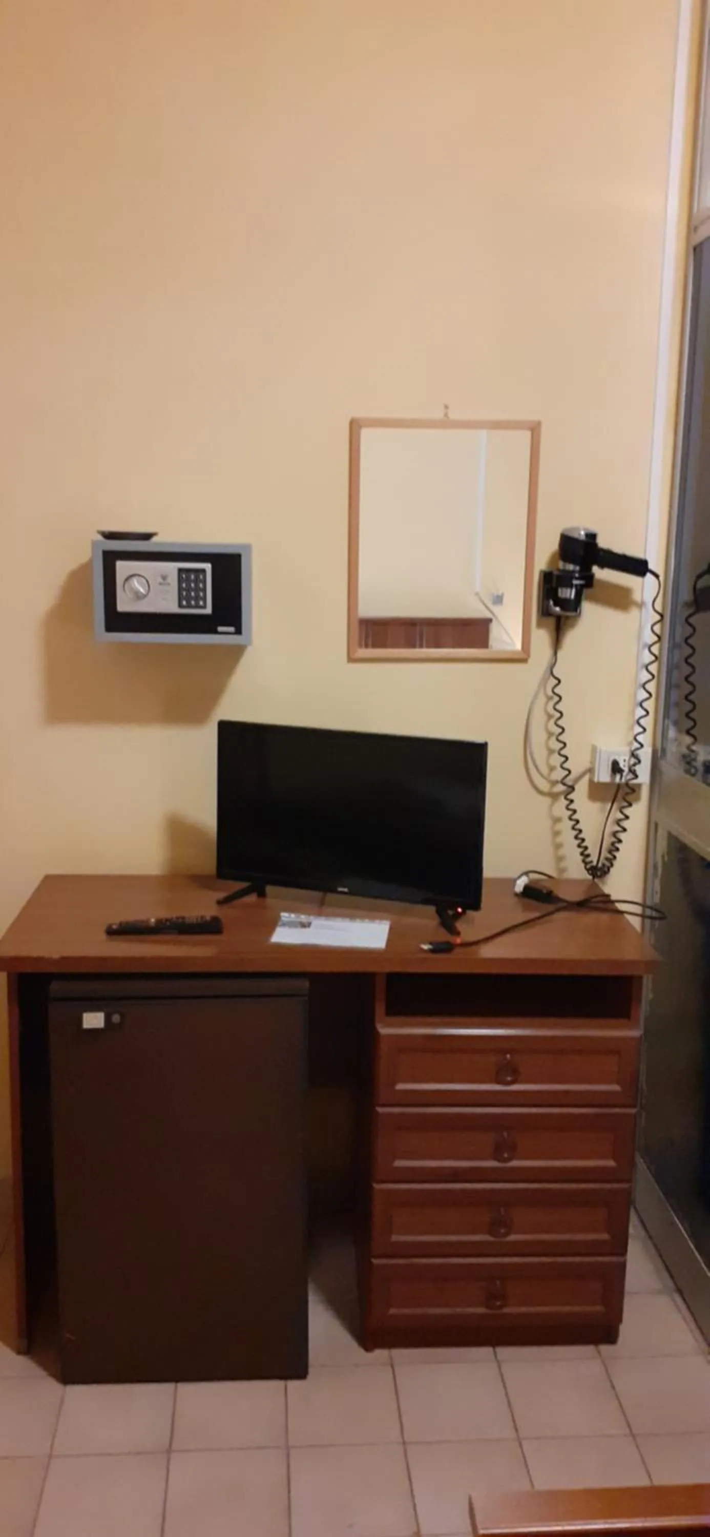 TV and multimedia, TV/Entertainment Center in Albergo Da Peppino