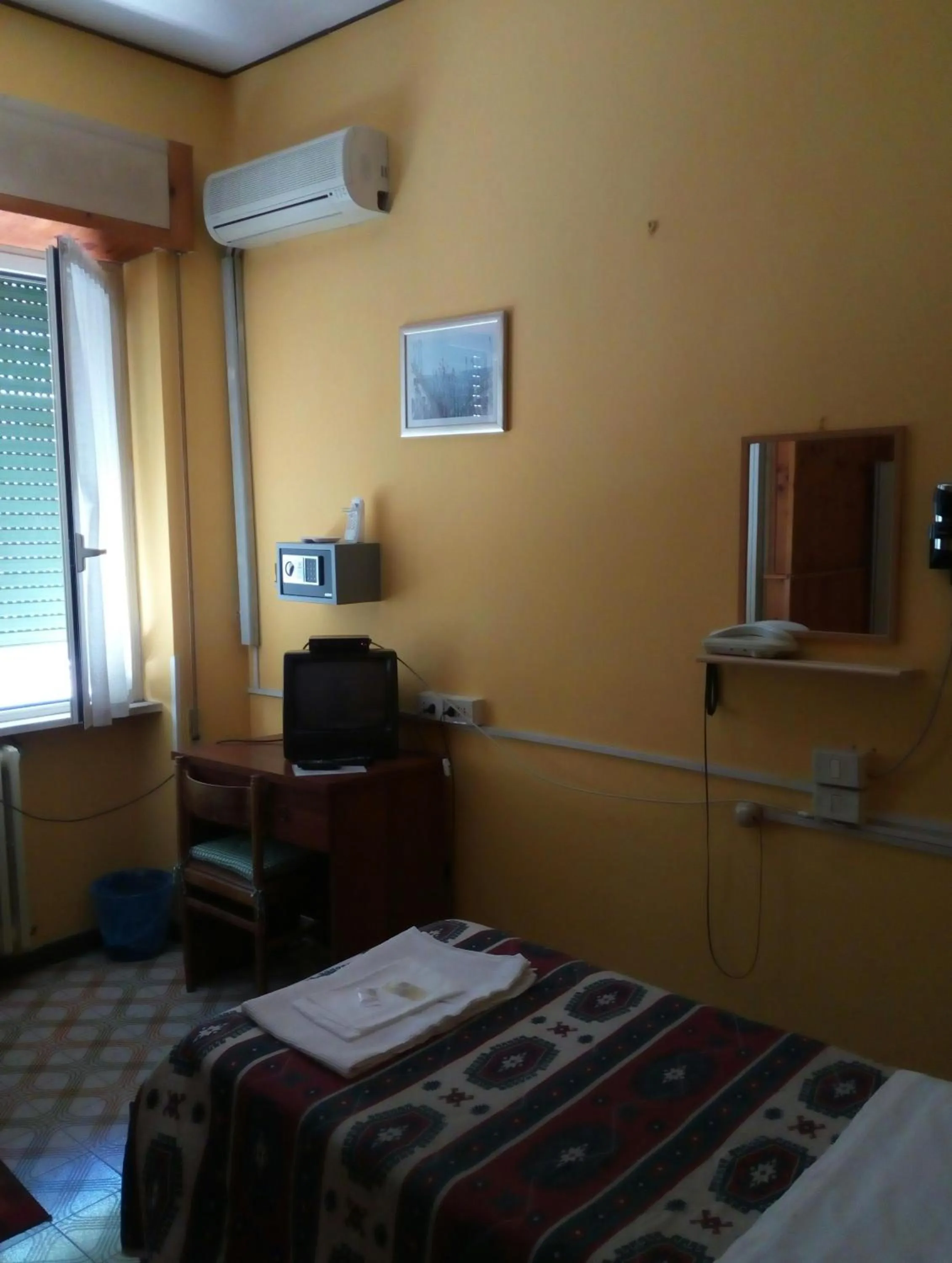 TV and multimedia, TV/Entertainment Center in Albergo Da Peppino