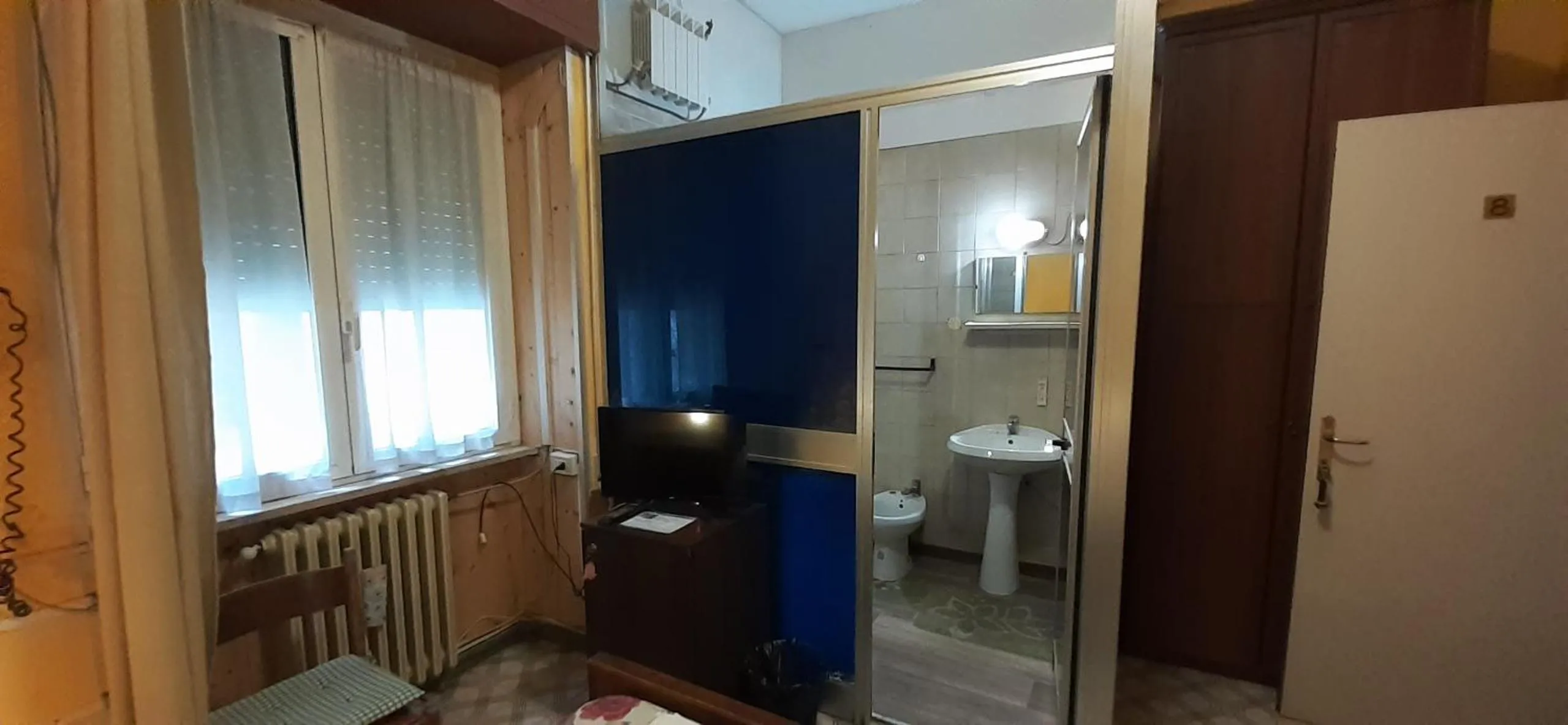 Bathroom, TV/Entertainment Center in Albergo Da Peppino