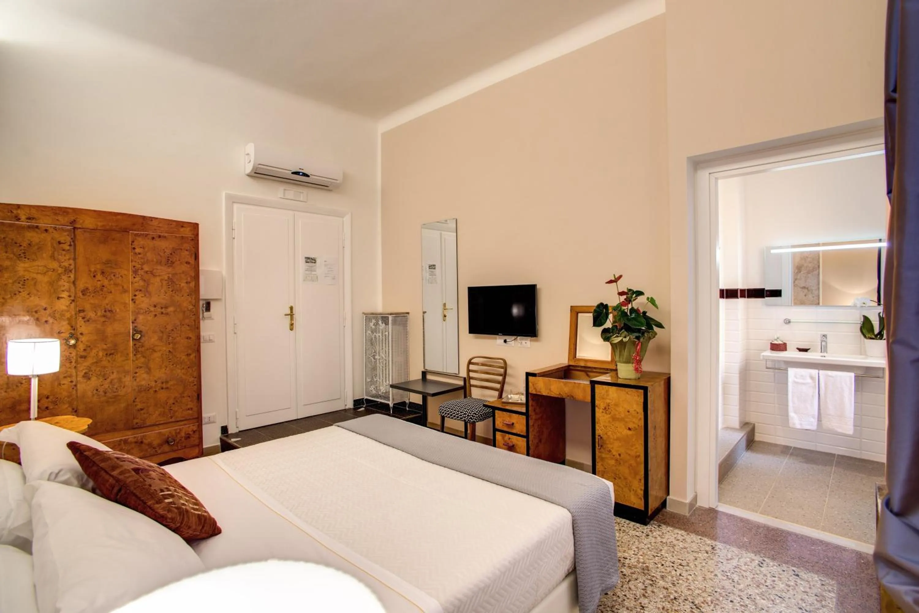 Photo of the whole room, Bed in Roma In Una Stanza Guesthouse