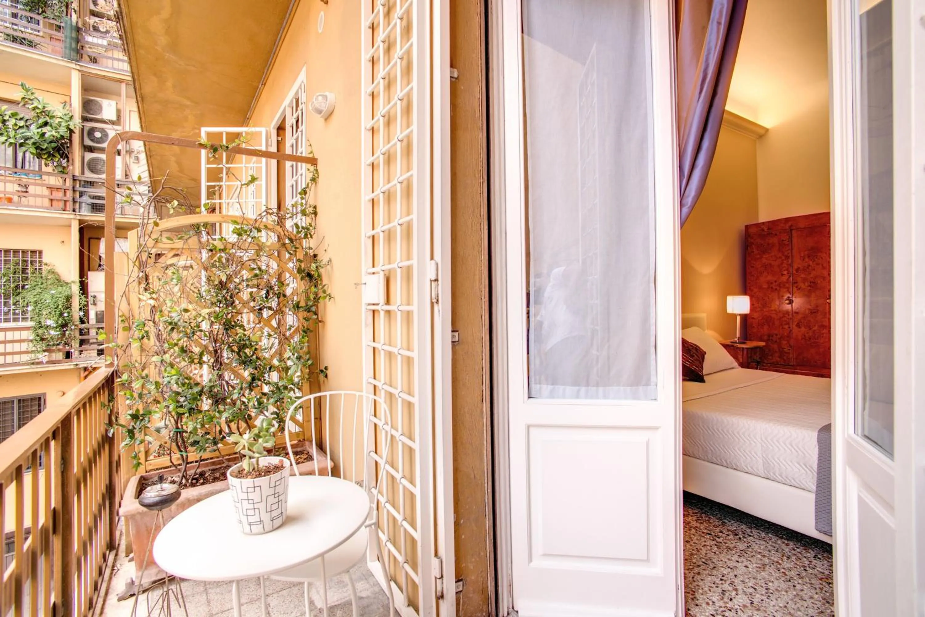 Balcony/Terrace, Bed in Roma In Una Stanza Guesthouse