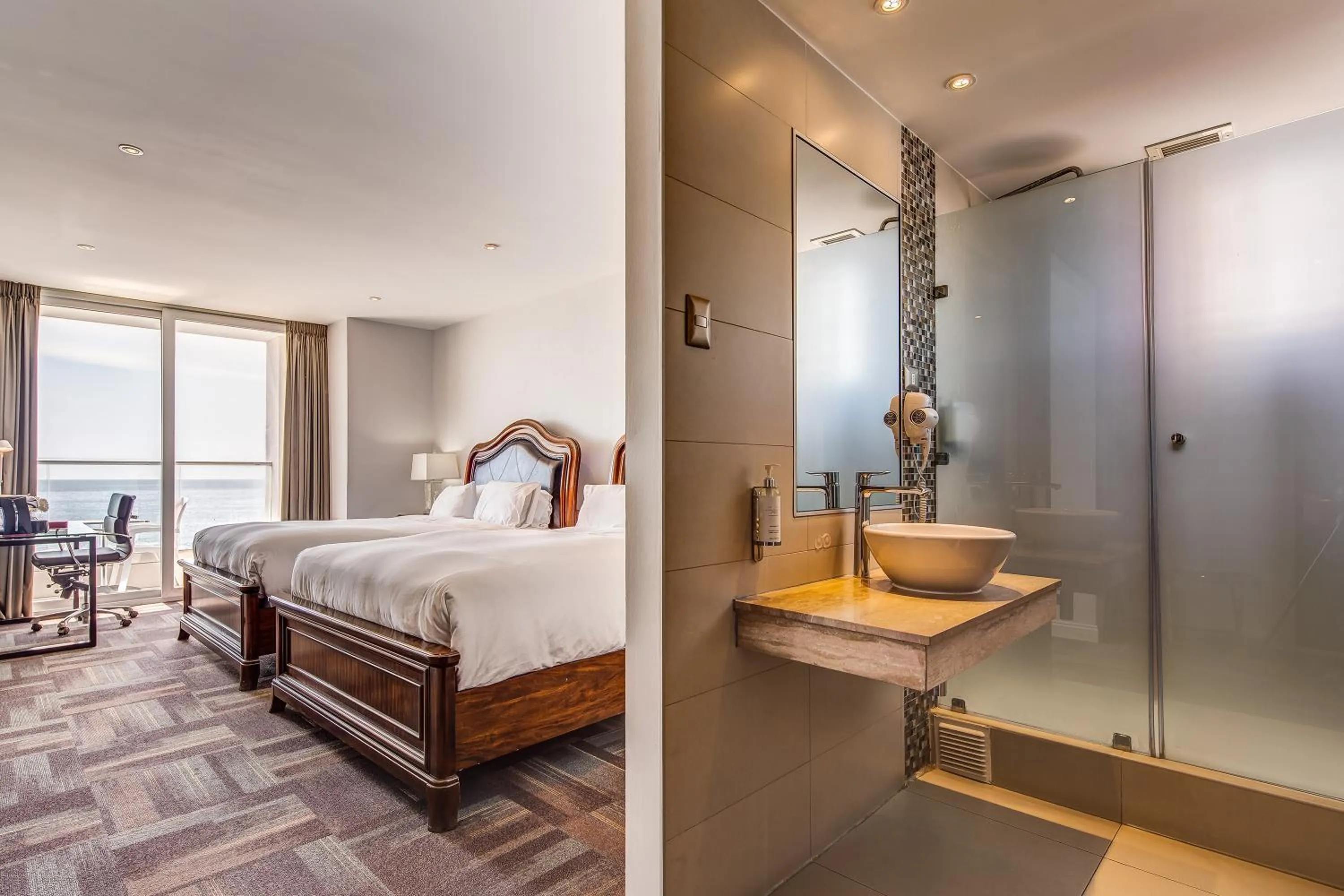 Bathroom, Bed in Wyndham Garden Antofagasta Pettra