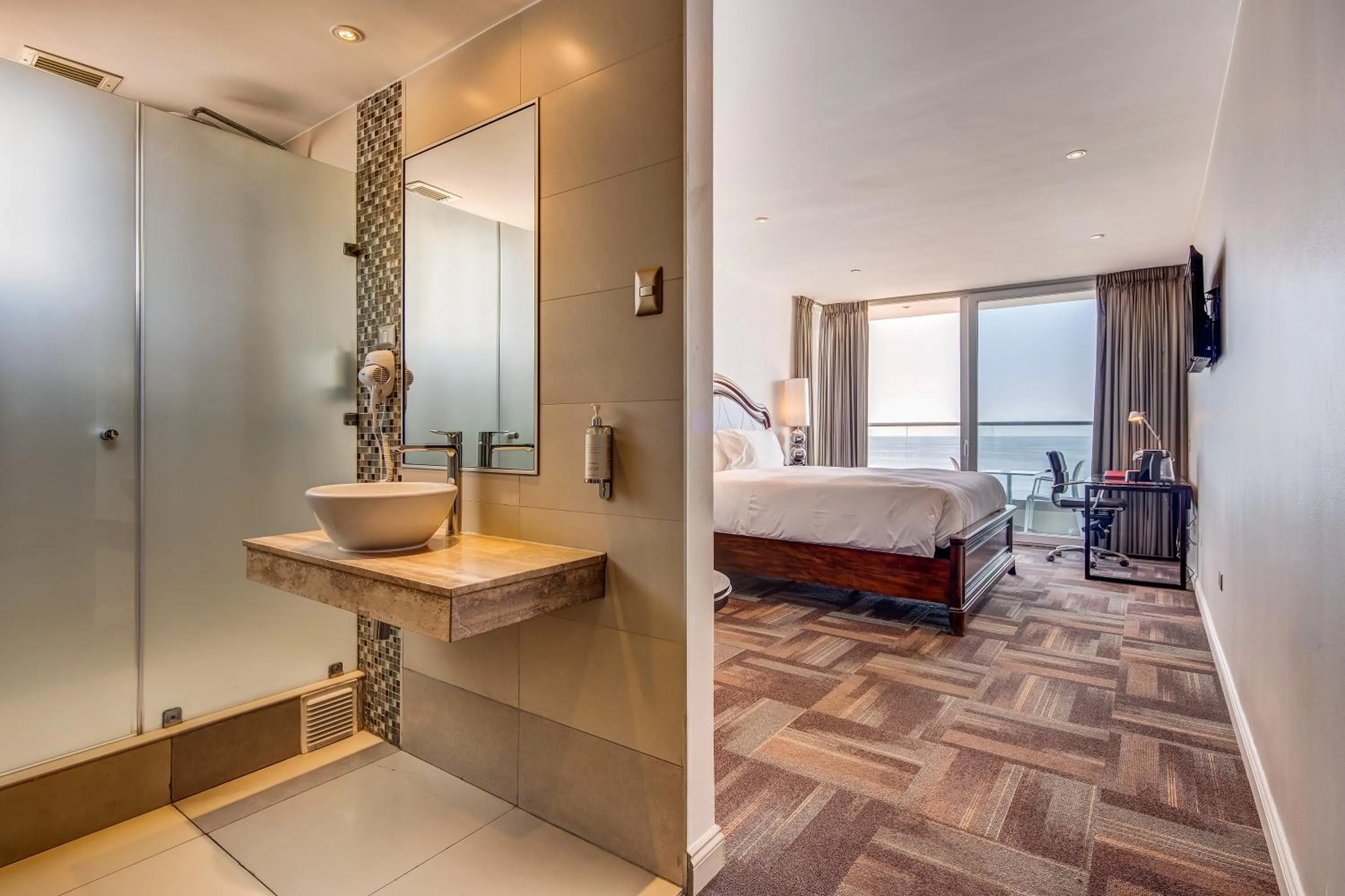 Balcony/Terrace, Bed in Wyndham Garden Antofagasta Pettra