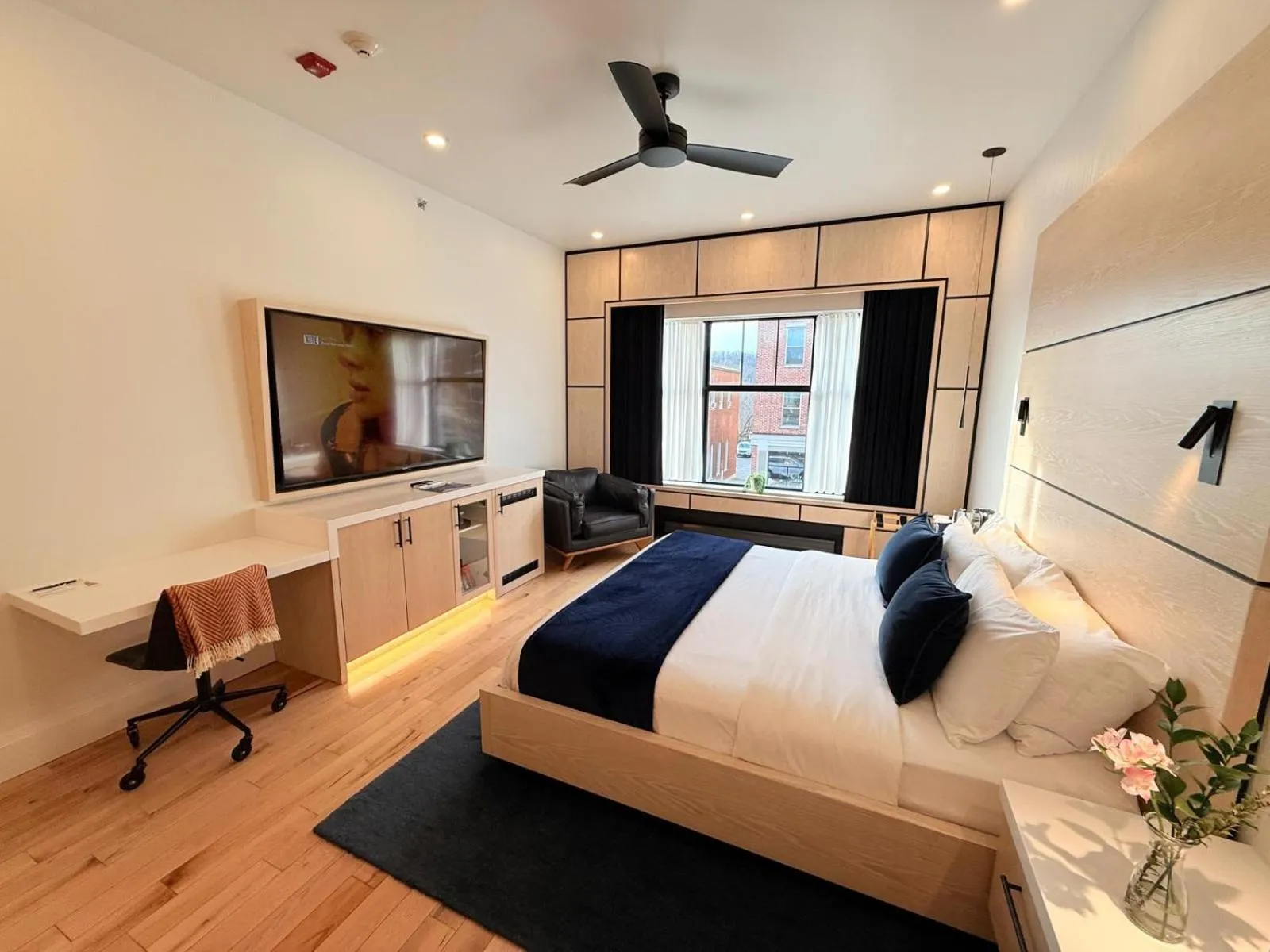 Bedroom, Bed in Cribs on Main