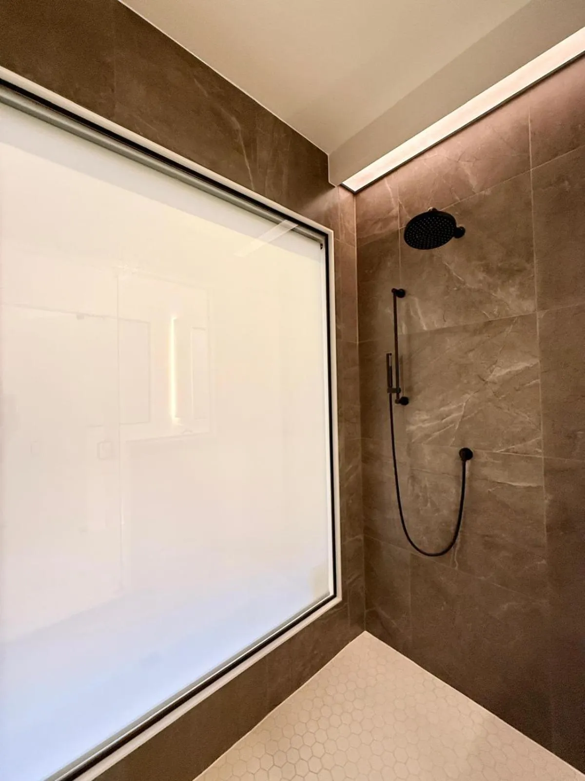 Shower in Cribs on Main