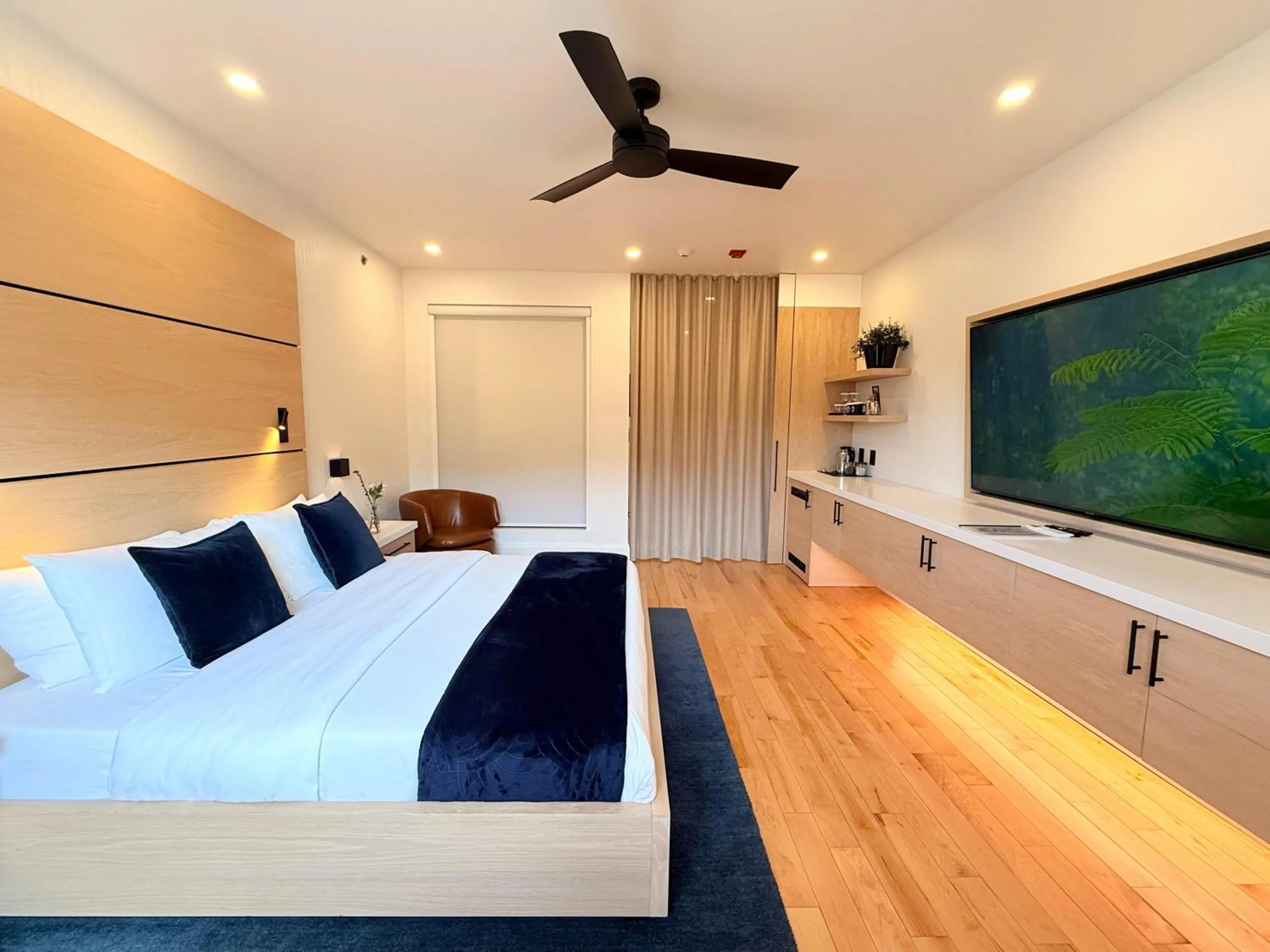 Bedroom, Bed in Cribs on Main