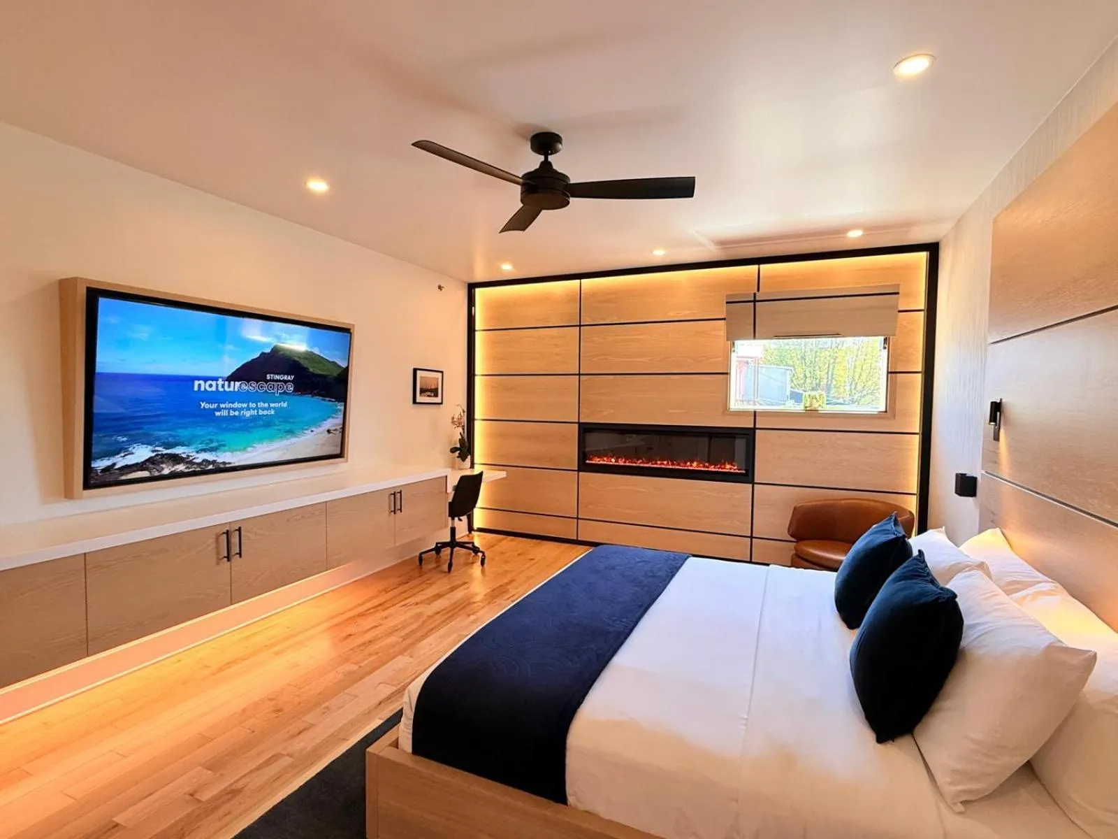 Bedroom, Bed in Cribs on Main