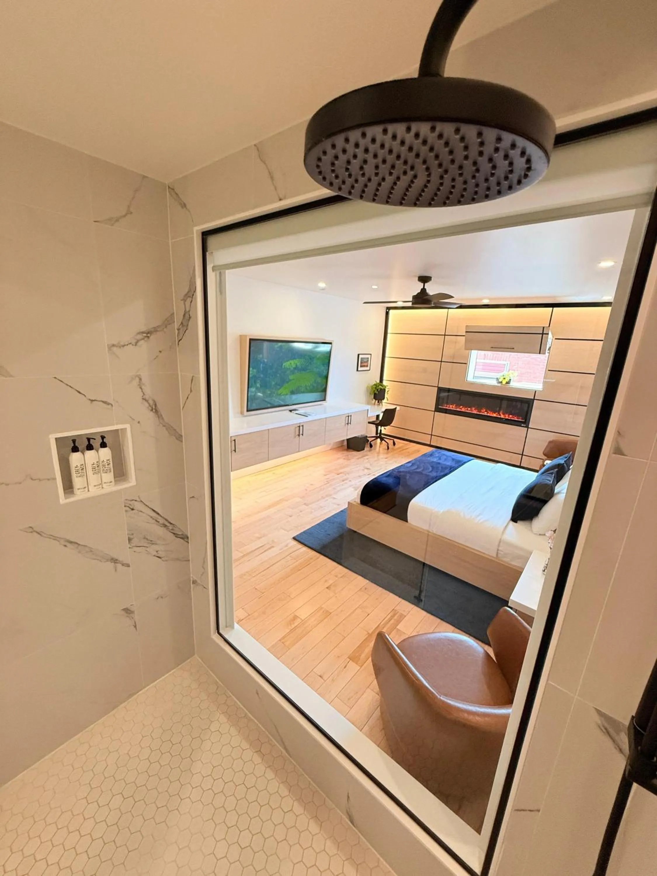 Shower, Bed in Cribs on Main