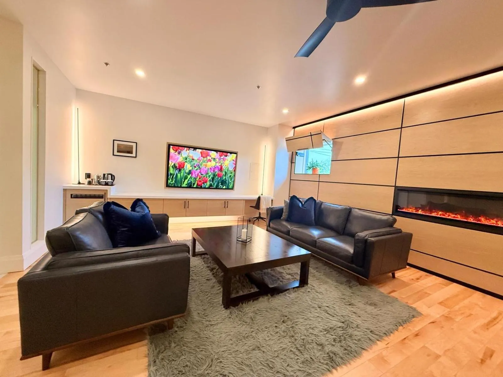 Seating area in Cribs on Main