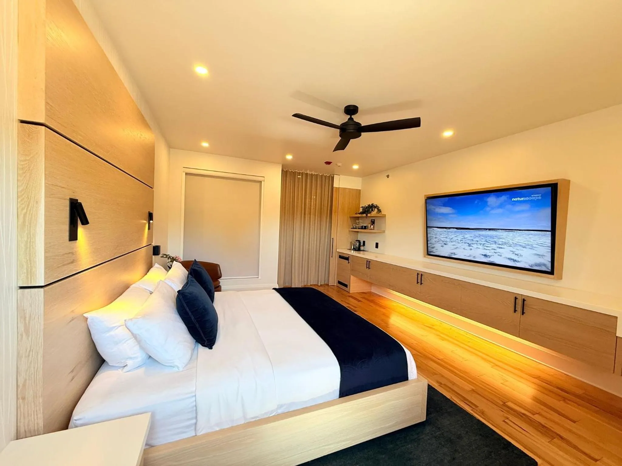 Bedroom, Bed in Cribs on Main