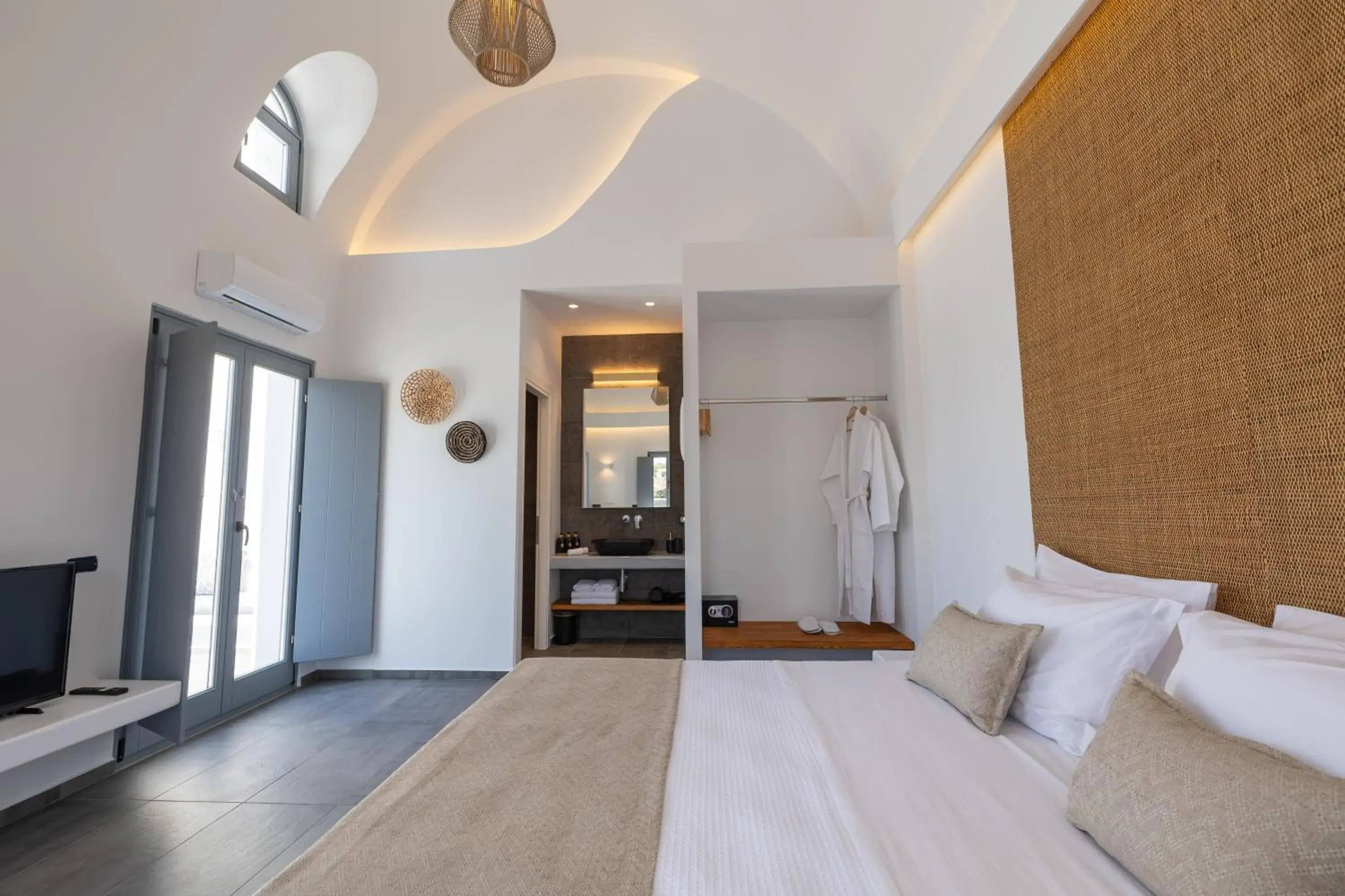 Suite with Pool View in Bonsai Luxury Suites Suite with Pool View in Bonsai Luxury Suites