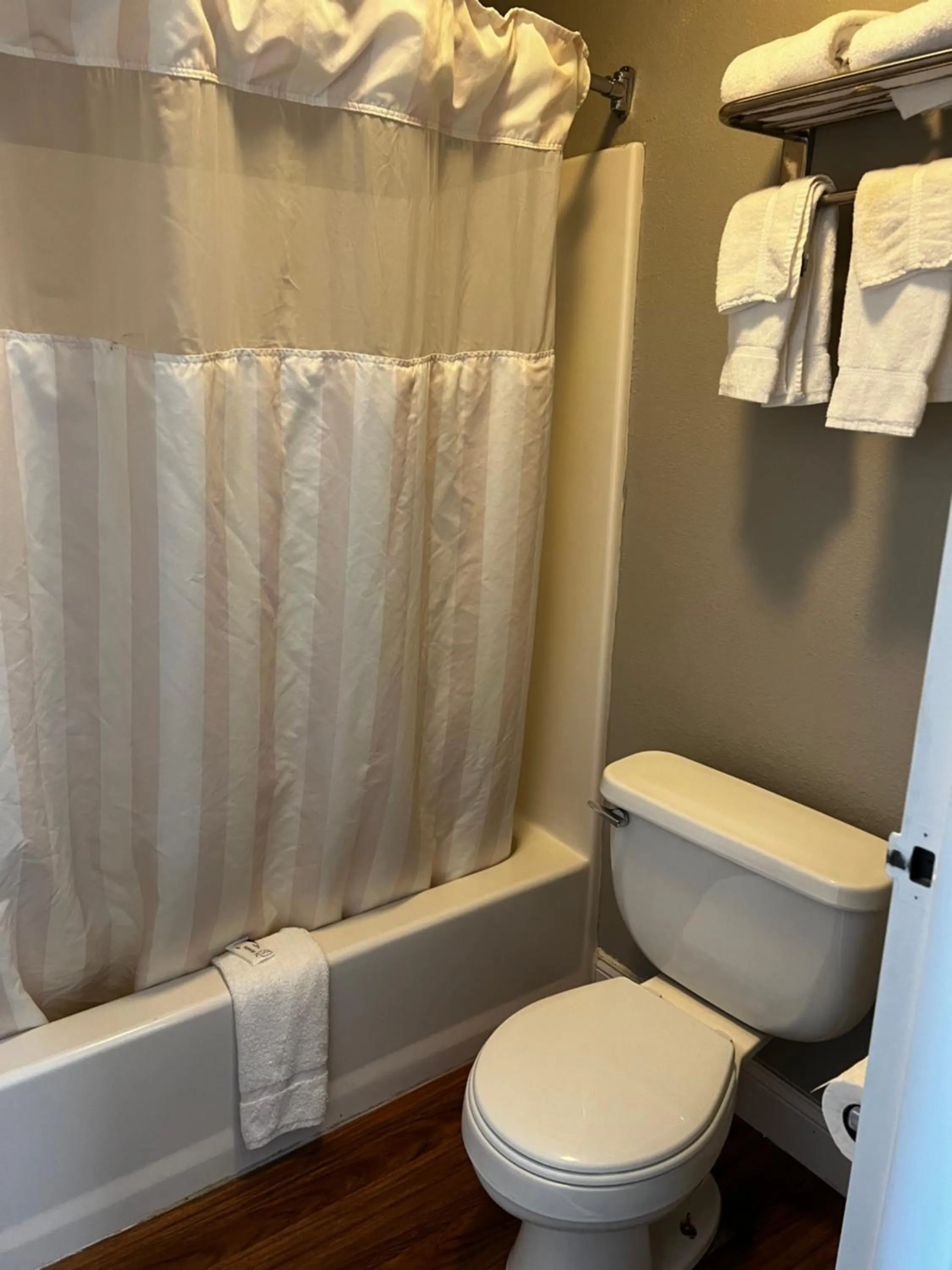 Express Inn & Suites