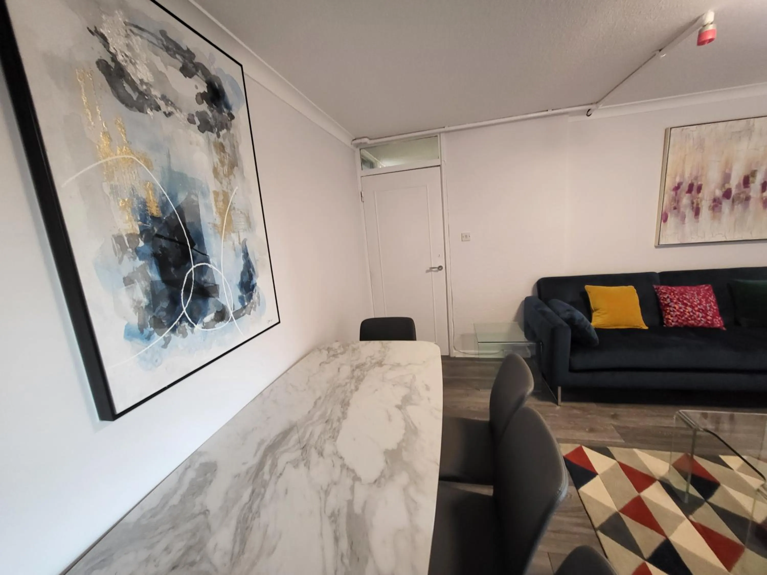 Dining area in London Central Modern Apartment Charlton