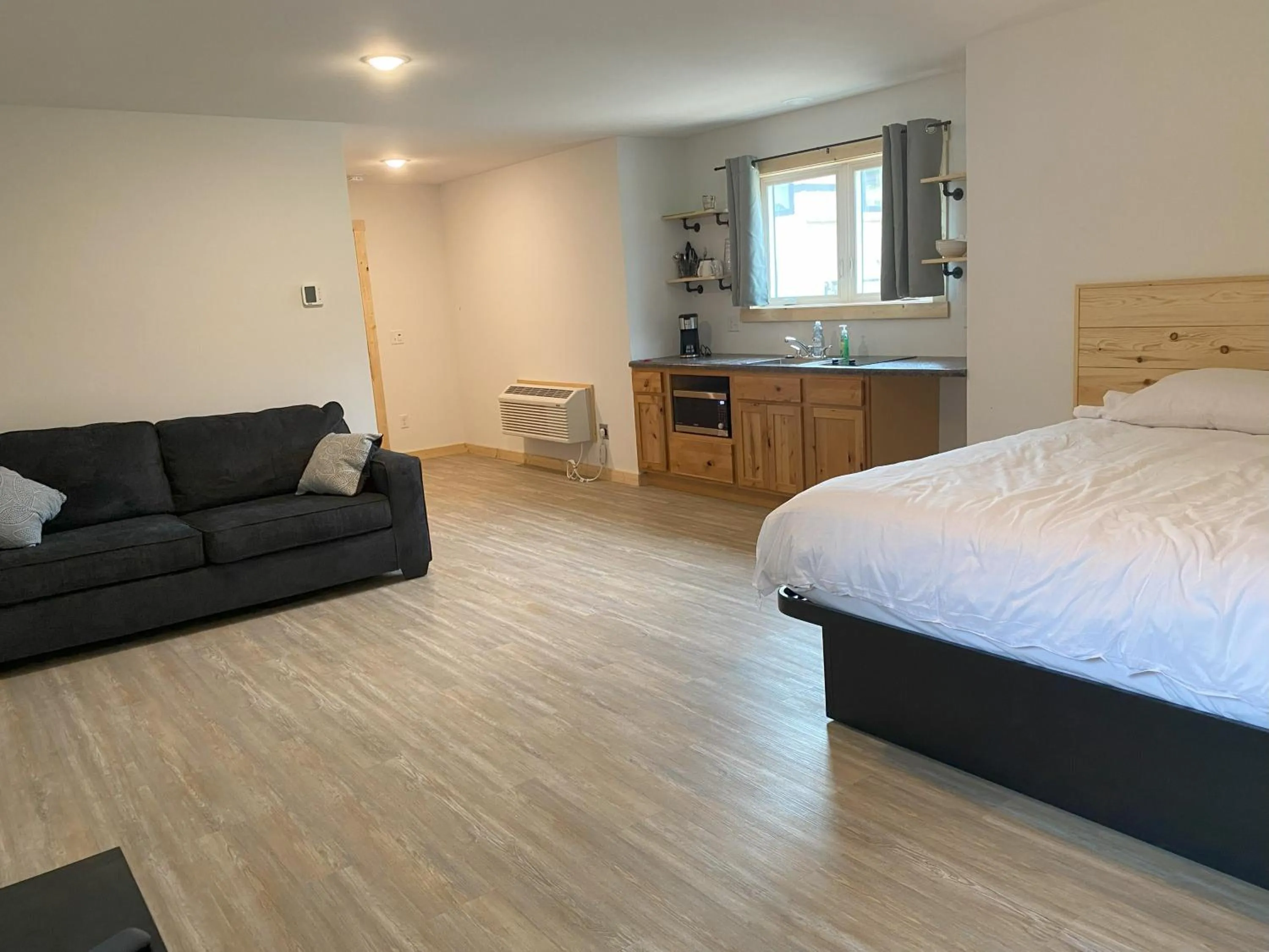 Kitchen or kitchenette, Bed in Bluffside Gardens