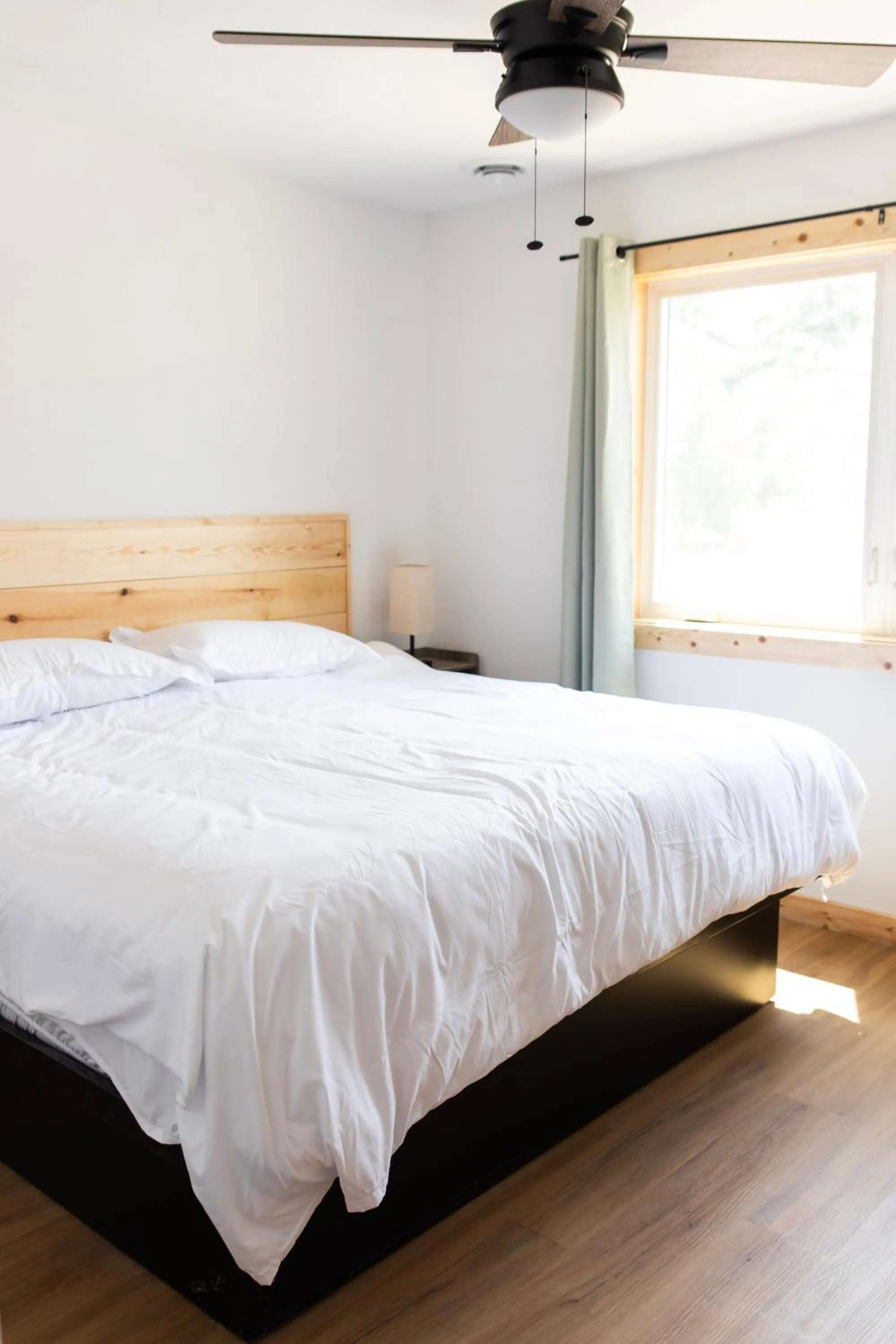 Bedroom, Bed in Bluffside Gardens