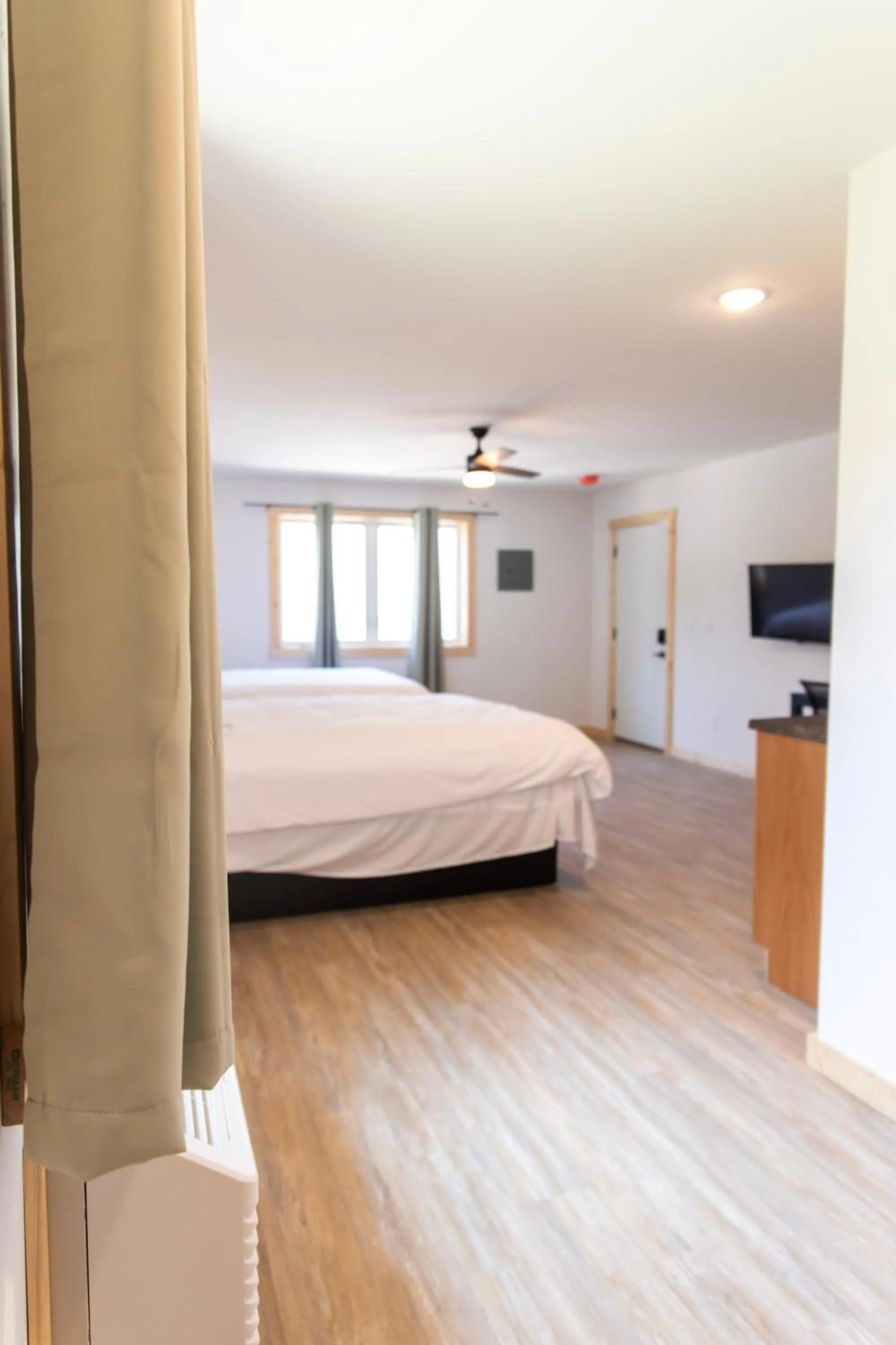 Bedroom, Bed in Bluffside Gardens