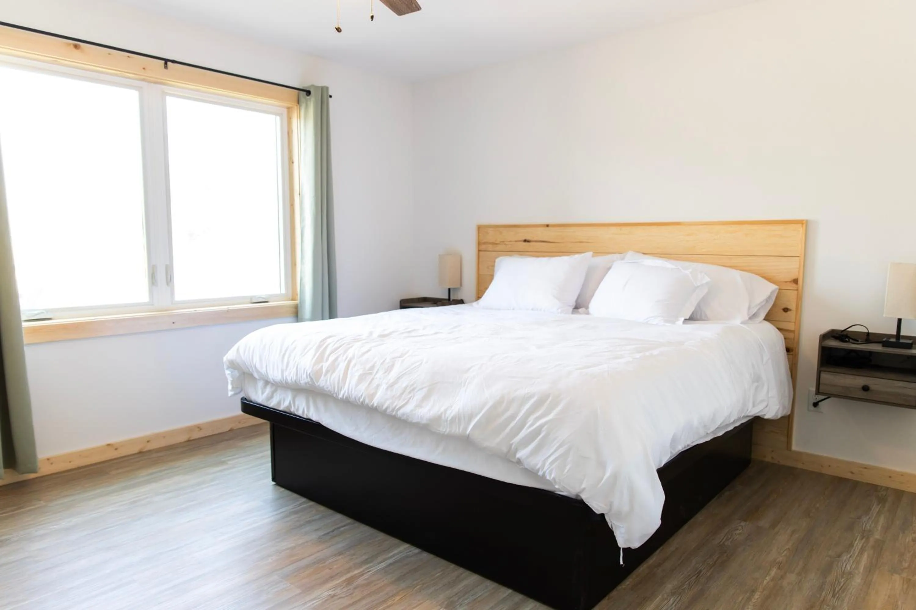 Bedroom, Bed in Bluffside Gardens