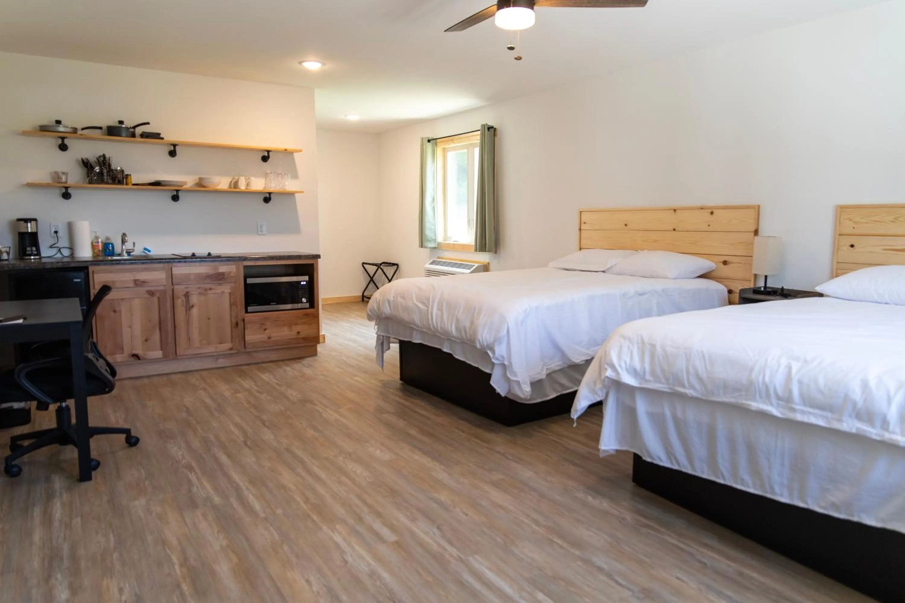 Kitchen or kitchenette, Bed in Bluffside Gardens