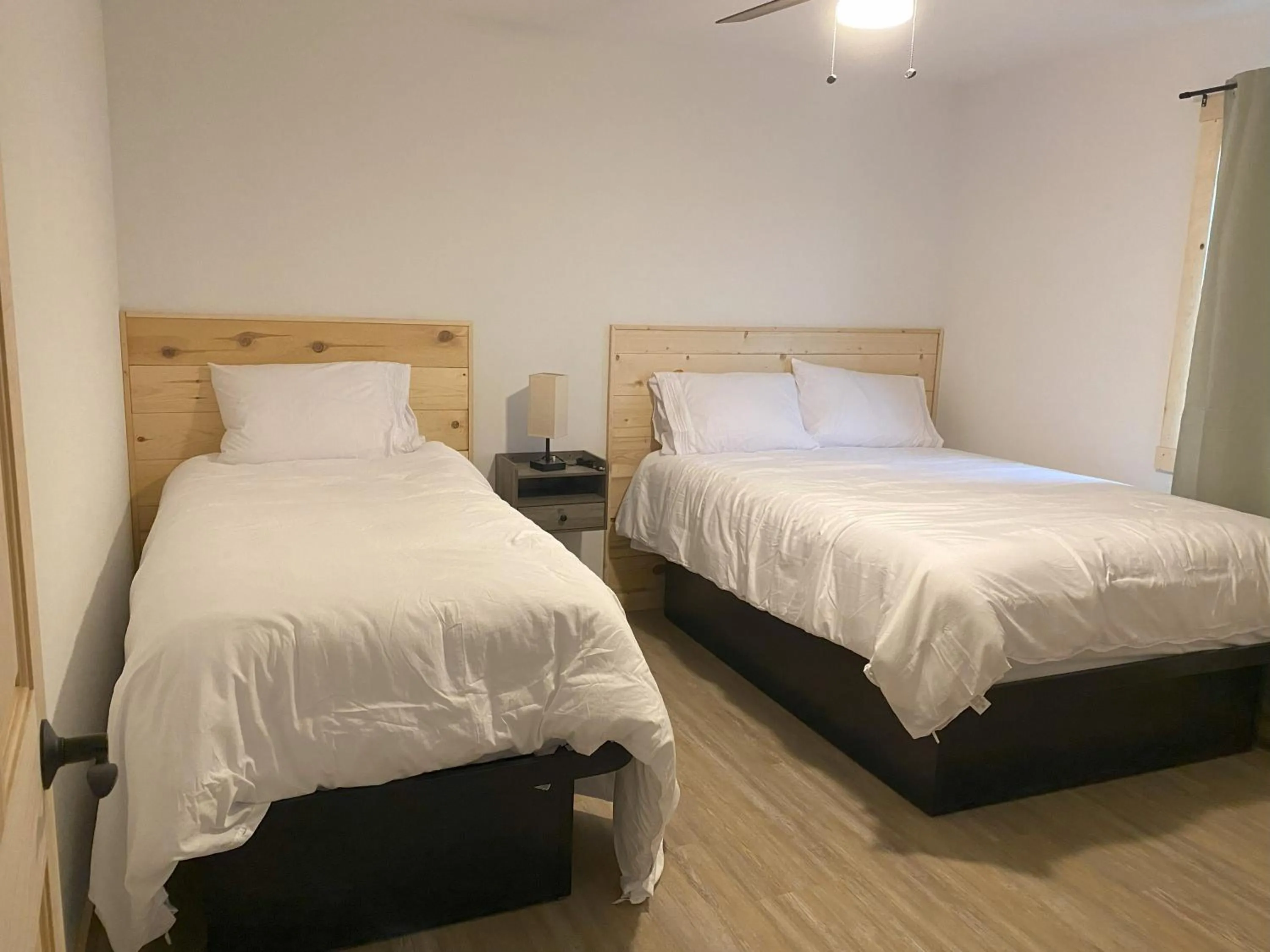 Bedroom, Bed in Bluffside Gardens