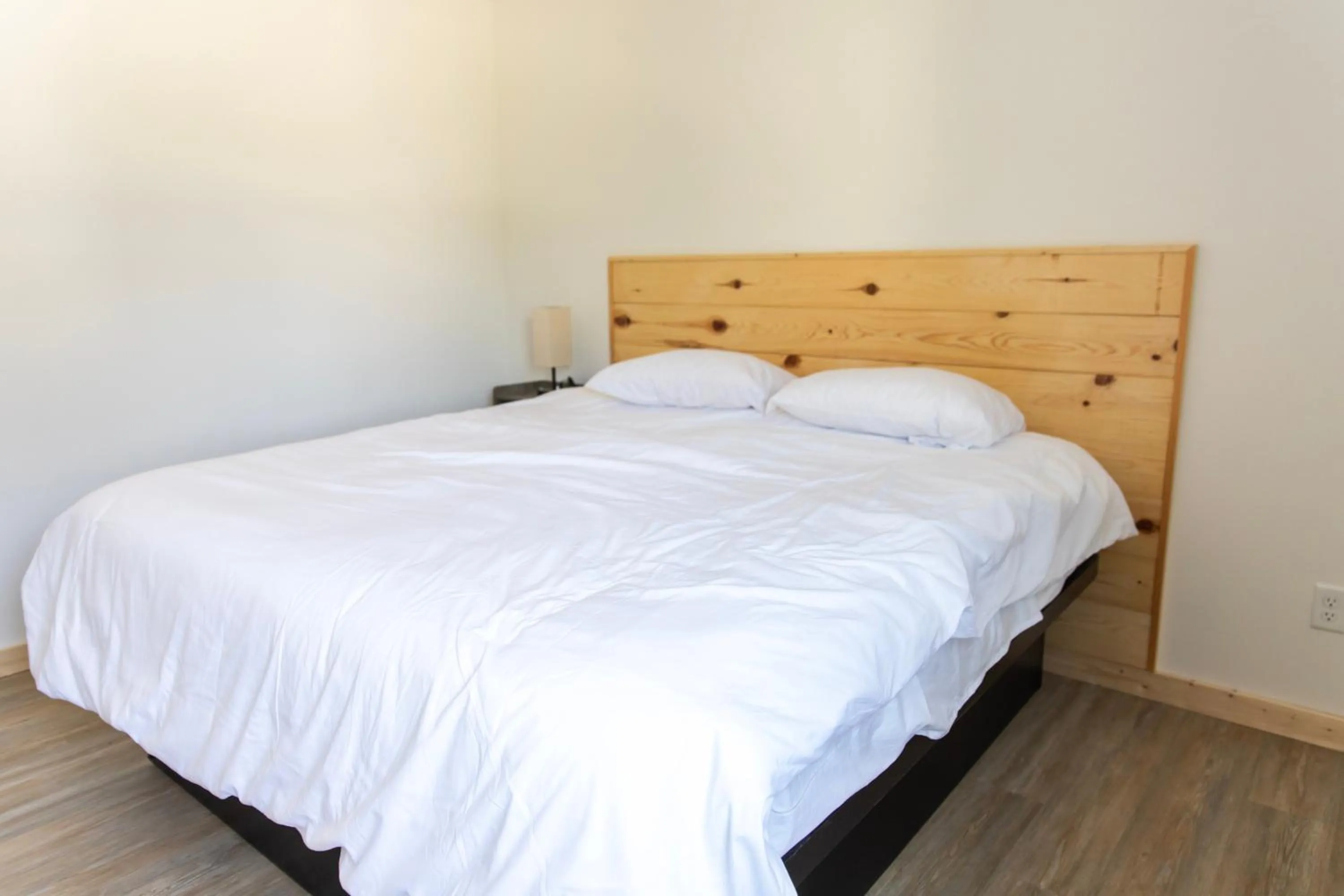 Bedroom, Bed in Bluffside Gardens