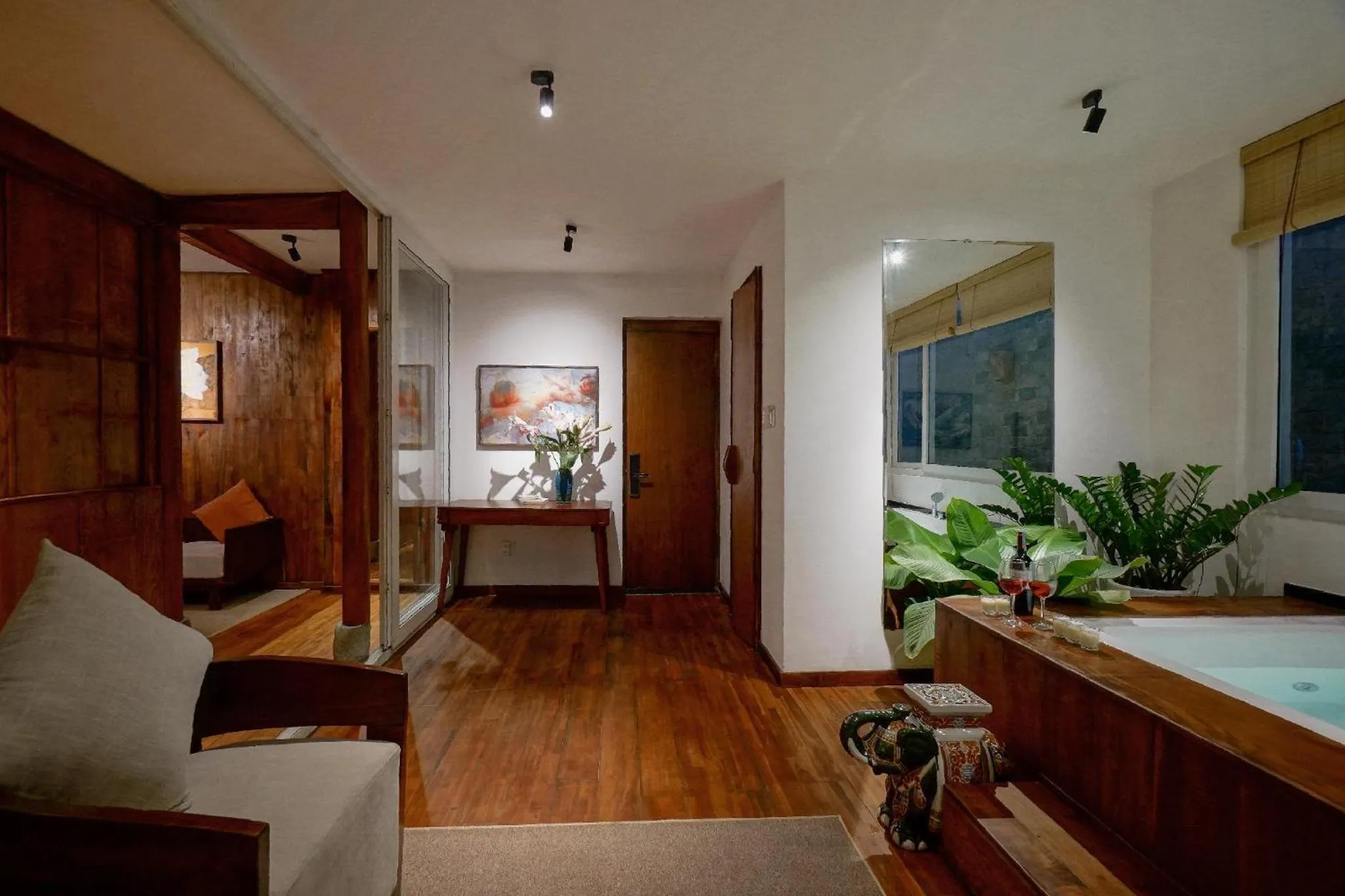 Photo of the whole room, Bed in Nexus House Lang Bao Chi