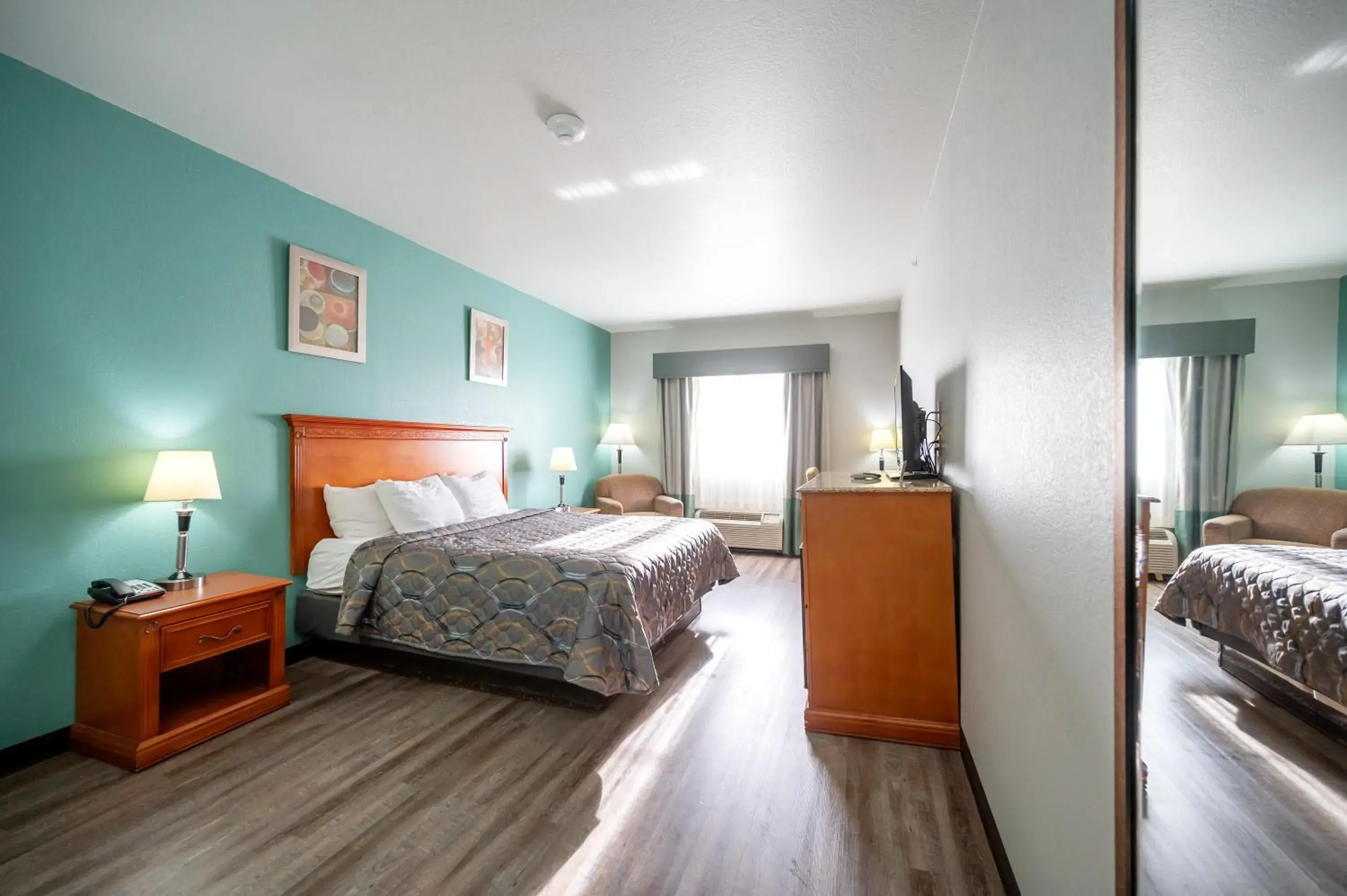 King Room in HiWay Inn Express of Broken Bow King Room in HiWay Inn Express of Broken Bow